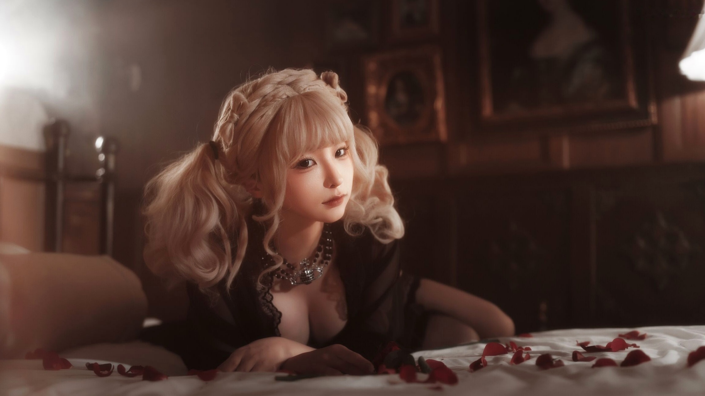 蠢沫沫《黑红纱裙》复古暗黑私房写真 哥特冷艳性感女神套图