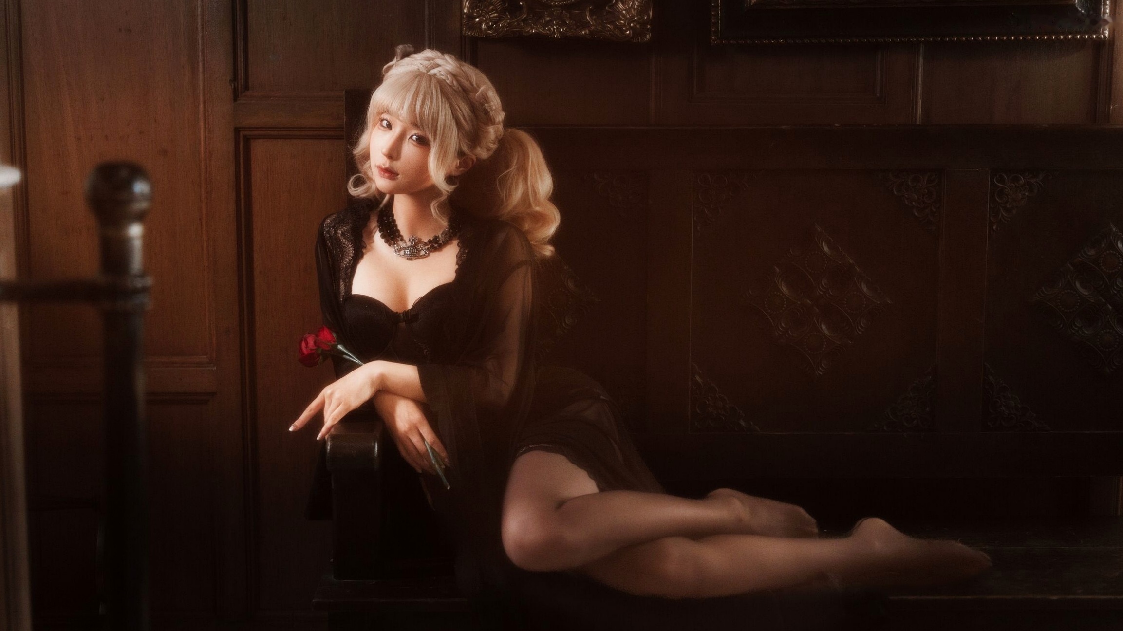 蠢沫沫《黑红纱裙》复古暗黑私房写真 哥特冷艳性感女神套图