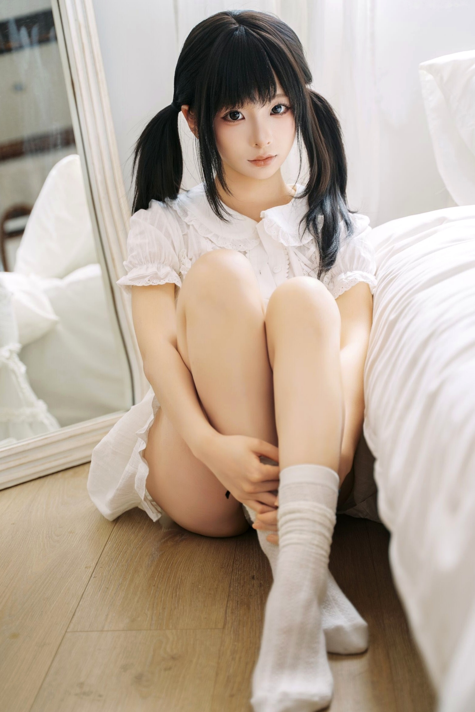蠢沫沫-2025年08月自拍 紫色蕾丝内衣丝袜复古私房性感写真