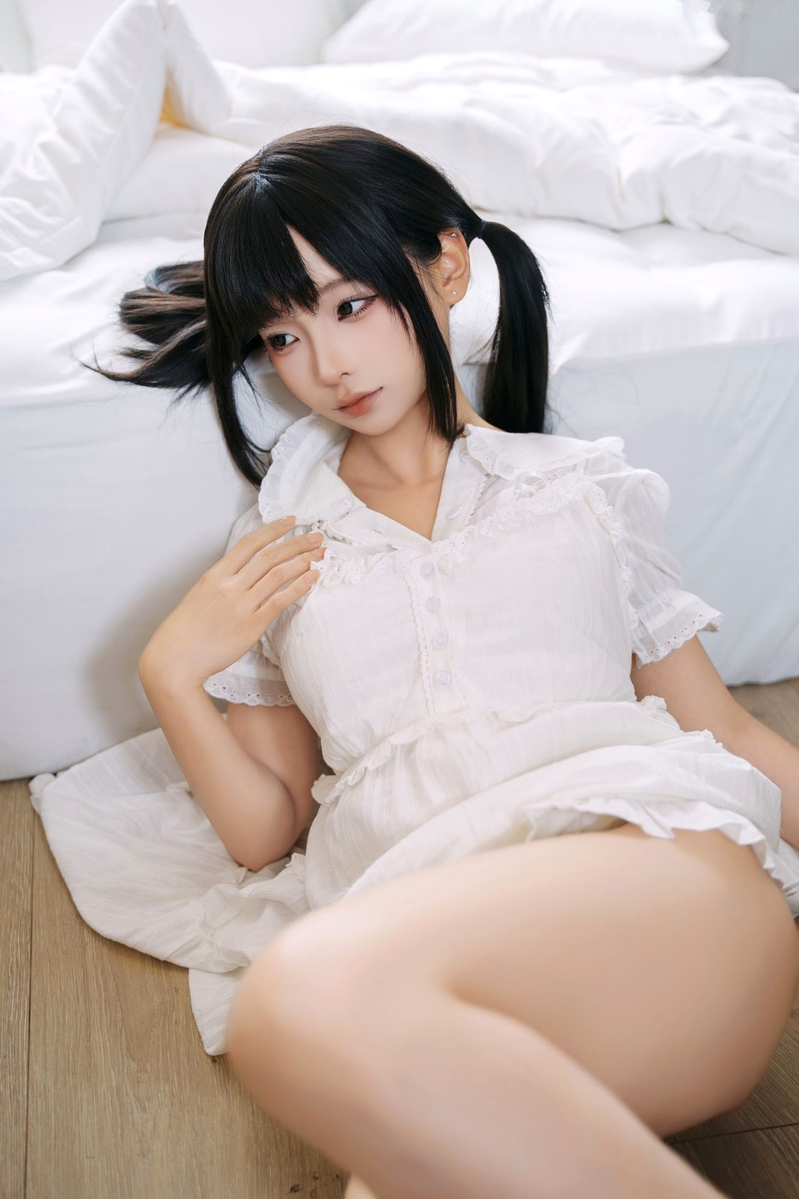 蠢沫沫-2025年08月自拍 紫色蕾丝内衣丝袜复古私房性感写真