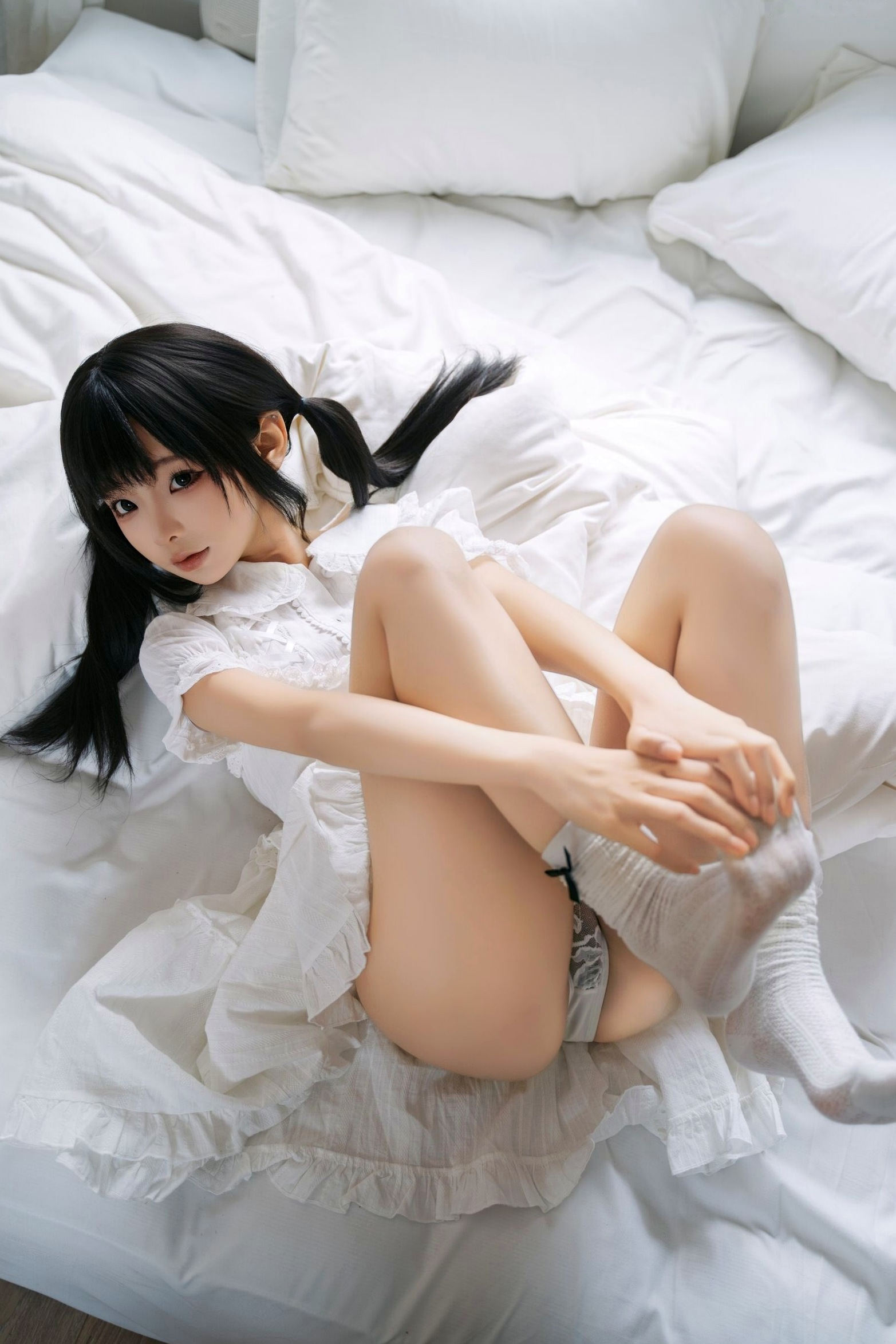 蠢沫沫-2025年08月自拍 紫色蕾丝内衣丝袜复古私房性感写真