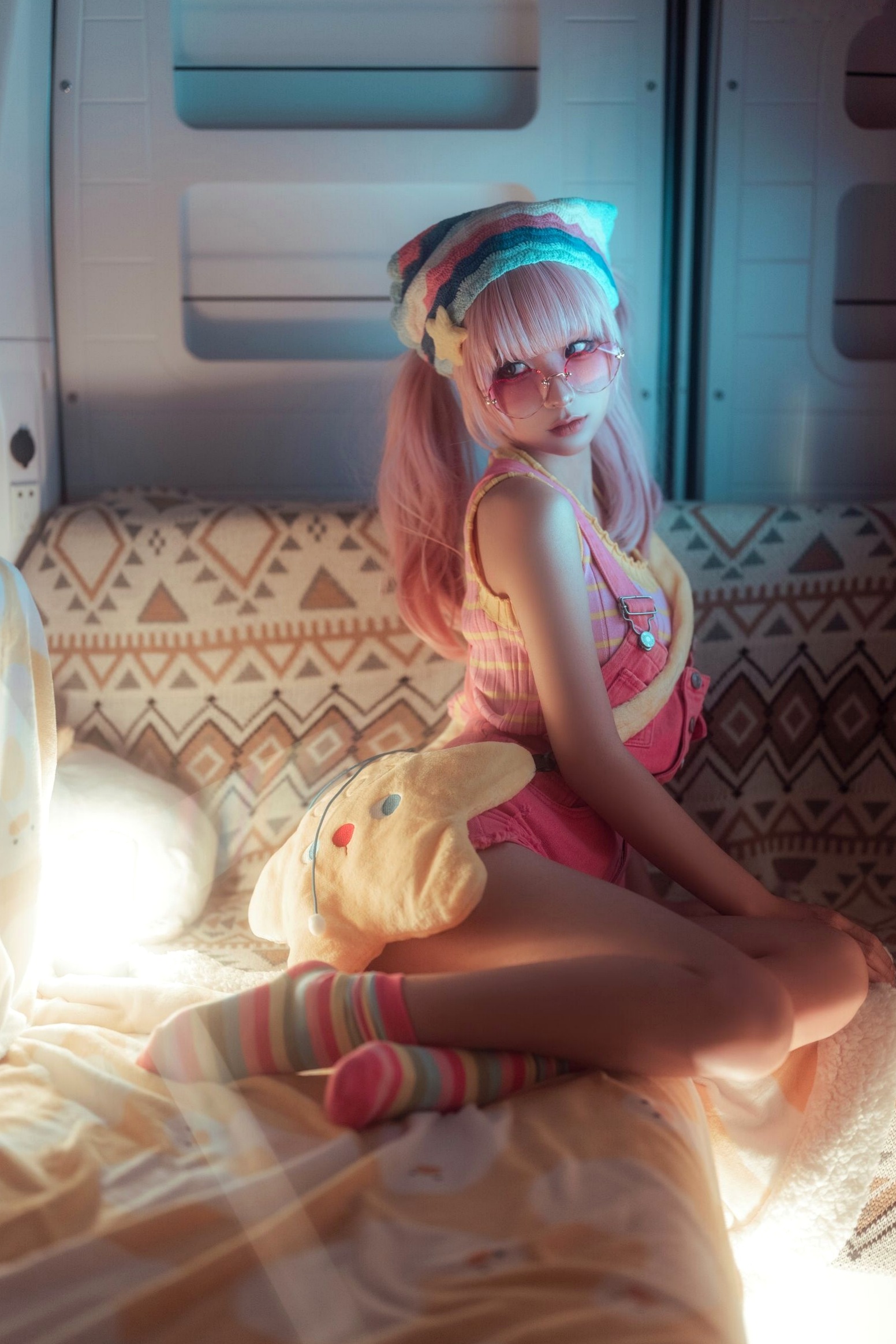 蠢沫沫-Smoke室内唯美写真:萌系粉发少女与迷幻炫彩的光影碰撞