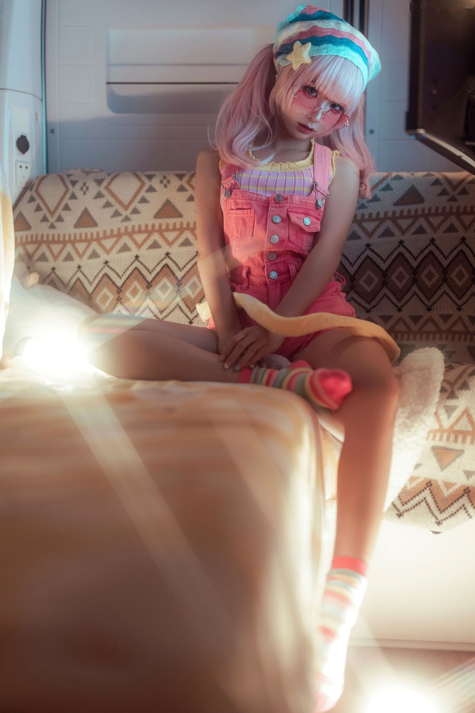 蠢沫沫-Smoke室内唯美写真:萌系粉发少女与迷幻炫彩的光影碰撞
