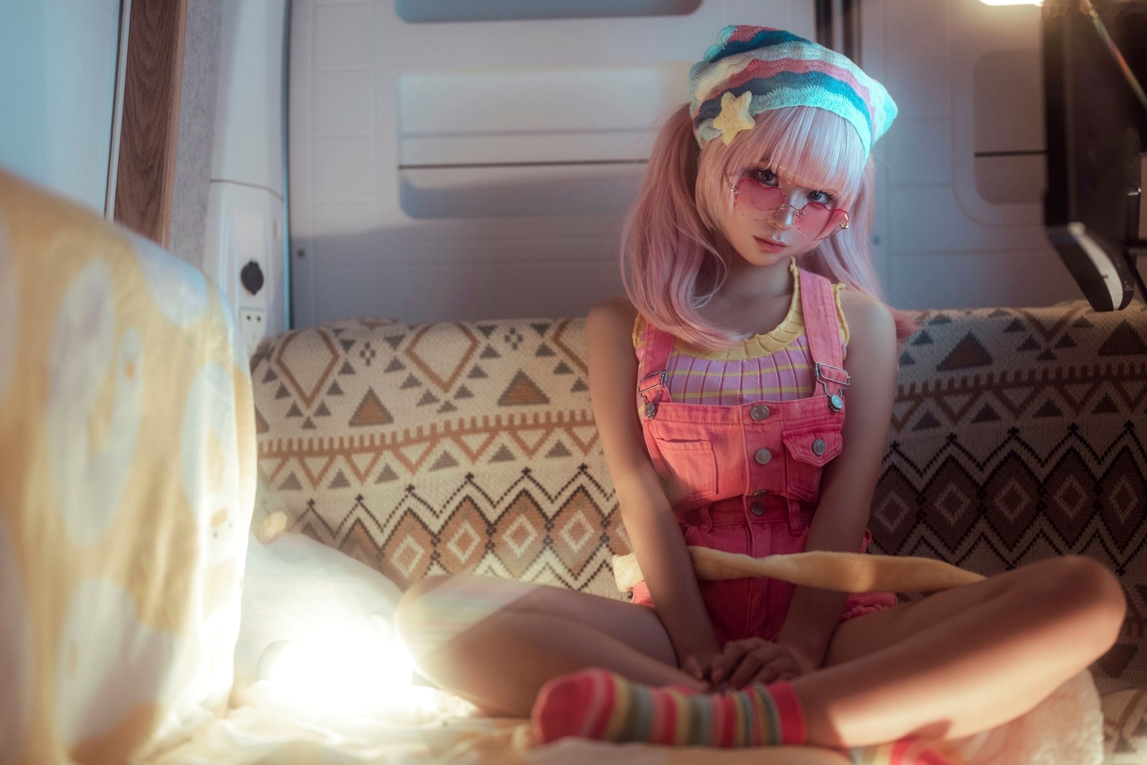 蠢沫沫-Smoke室内唯美写真:萌系粉发少女与迷幻炫彩的光影碰撞