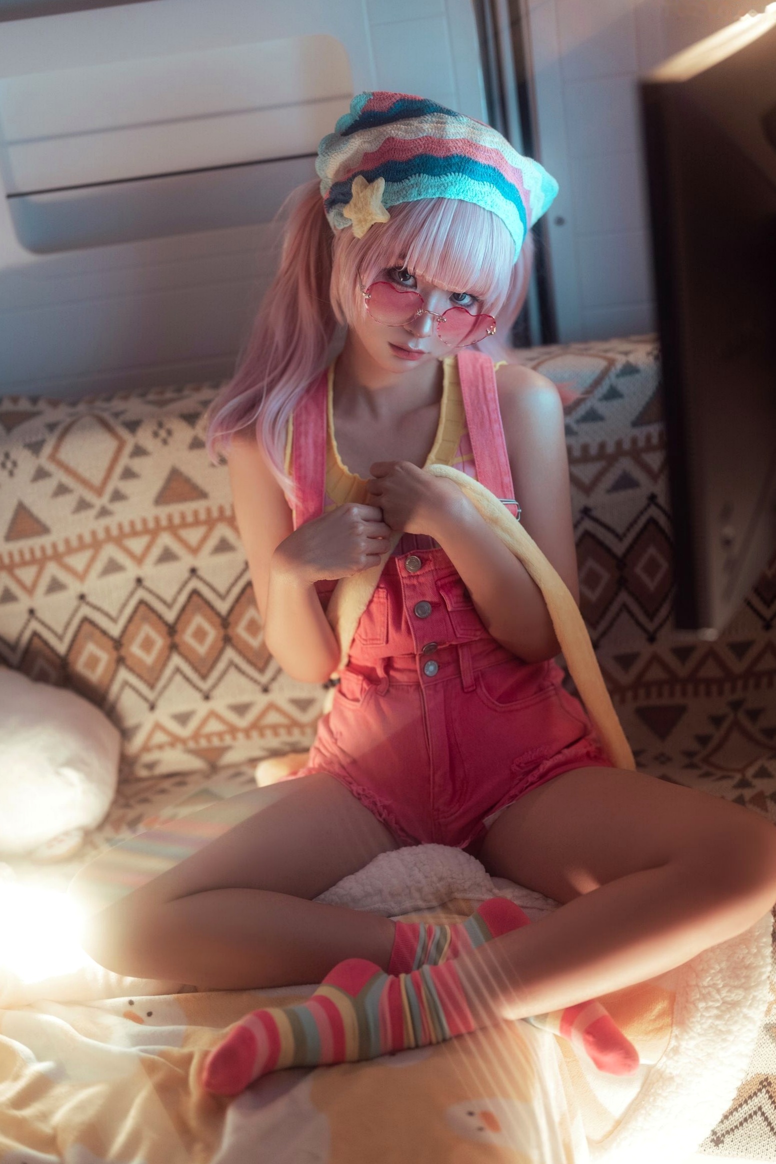蠢沫沫-Smoke室内唯美写真:萌系粉发少女与迷幻炫彩的光影碰撞