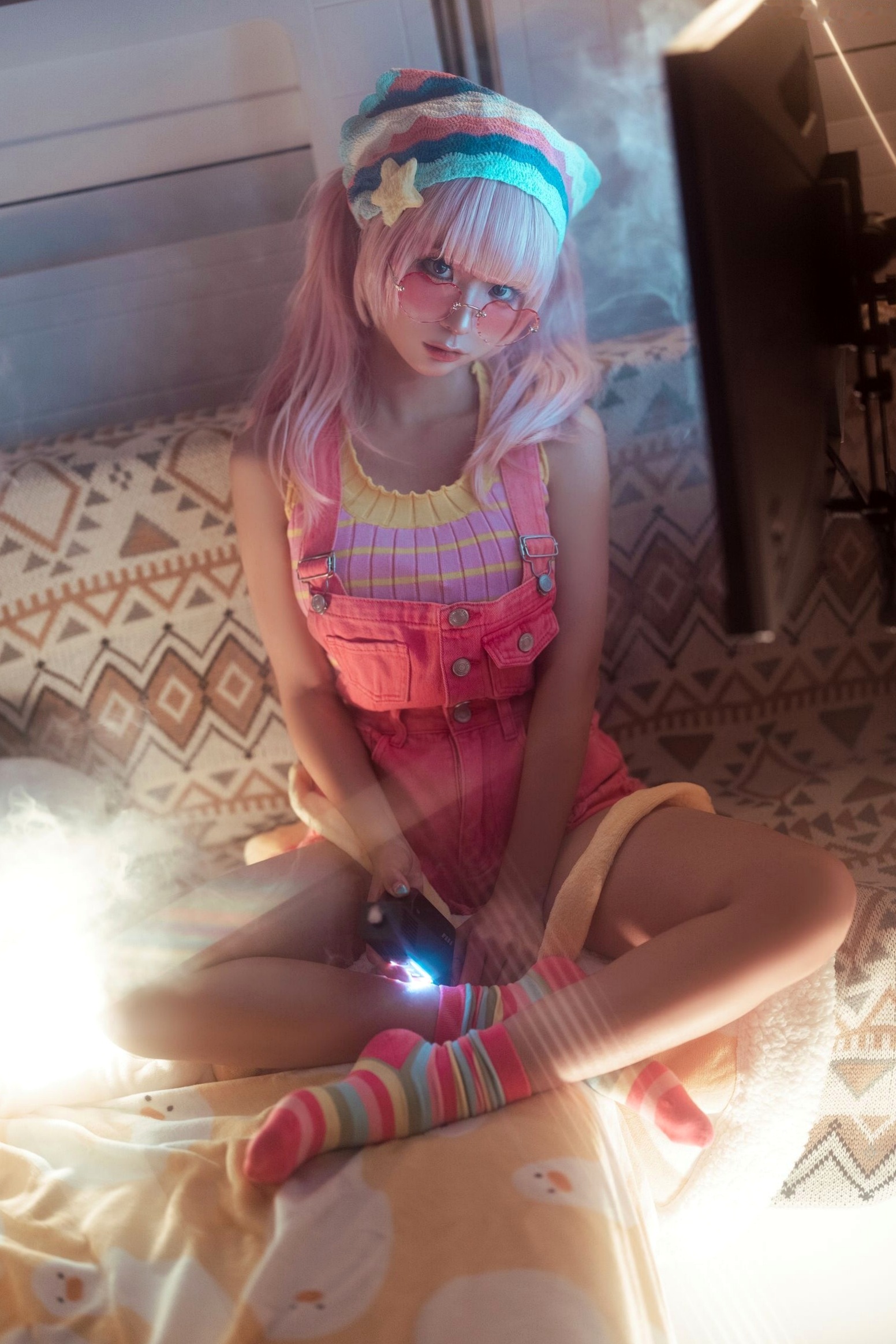蠢沫沫-Smoke室内唯美写真:萌系粉发少女与迷幻炫彩的光影碰撞