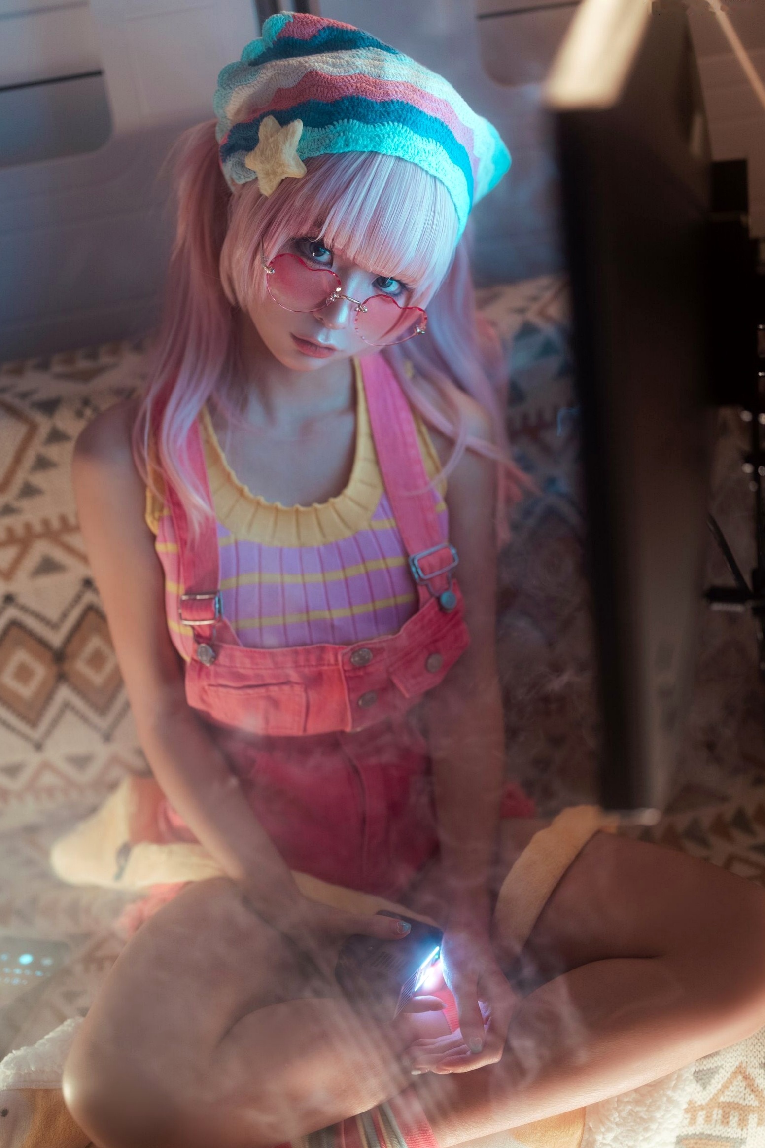 蠢沫沫-Smoke室内唯美写真:萌系粉发少女与迷幻炫彩的光影碰撞