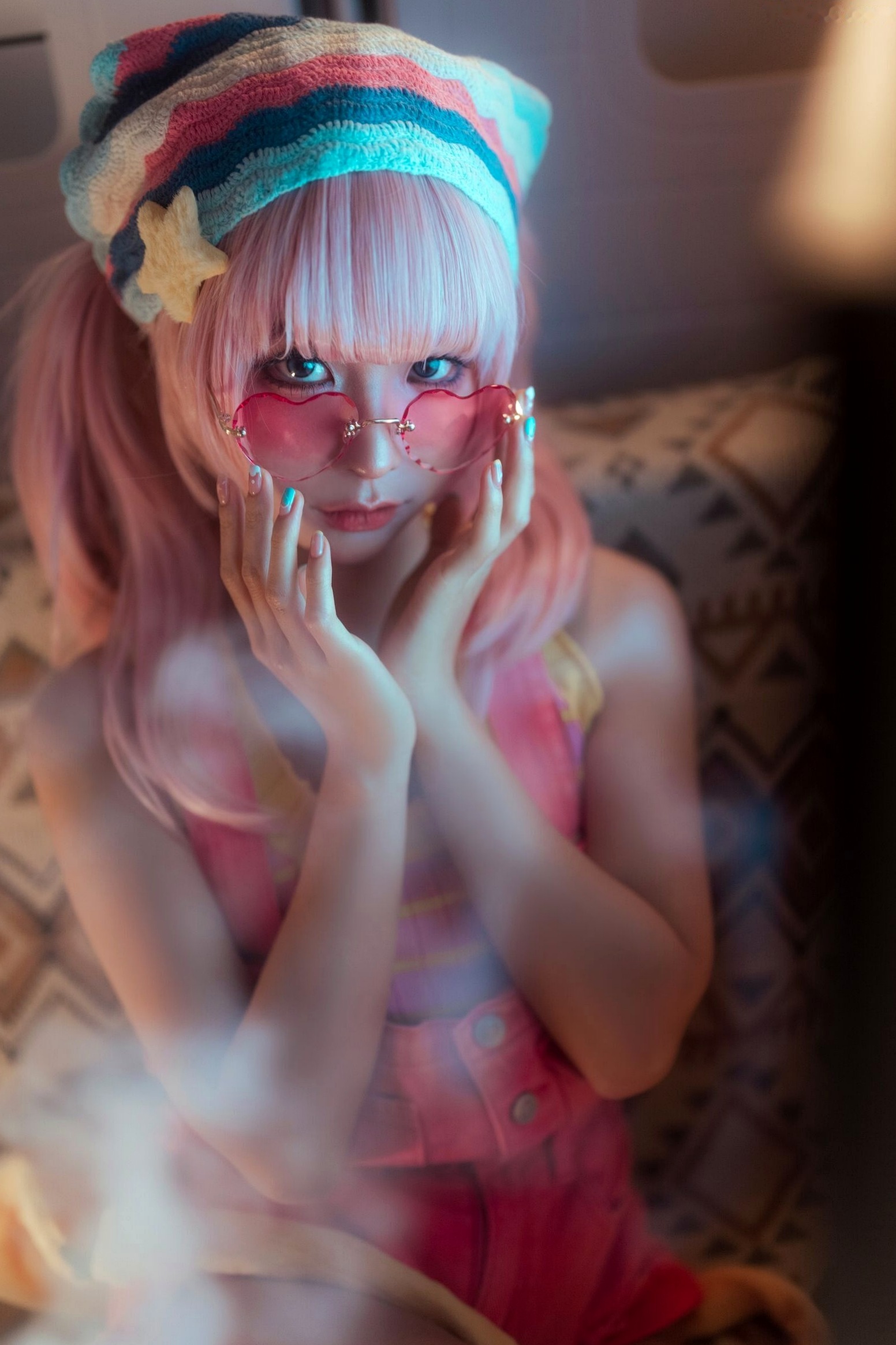 蠢沫沫-Smoke室内唯美写真:萌系粉发少女与迷幻炫彩的光影碰撞