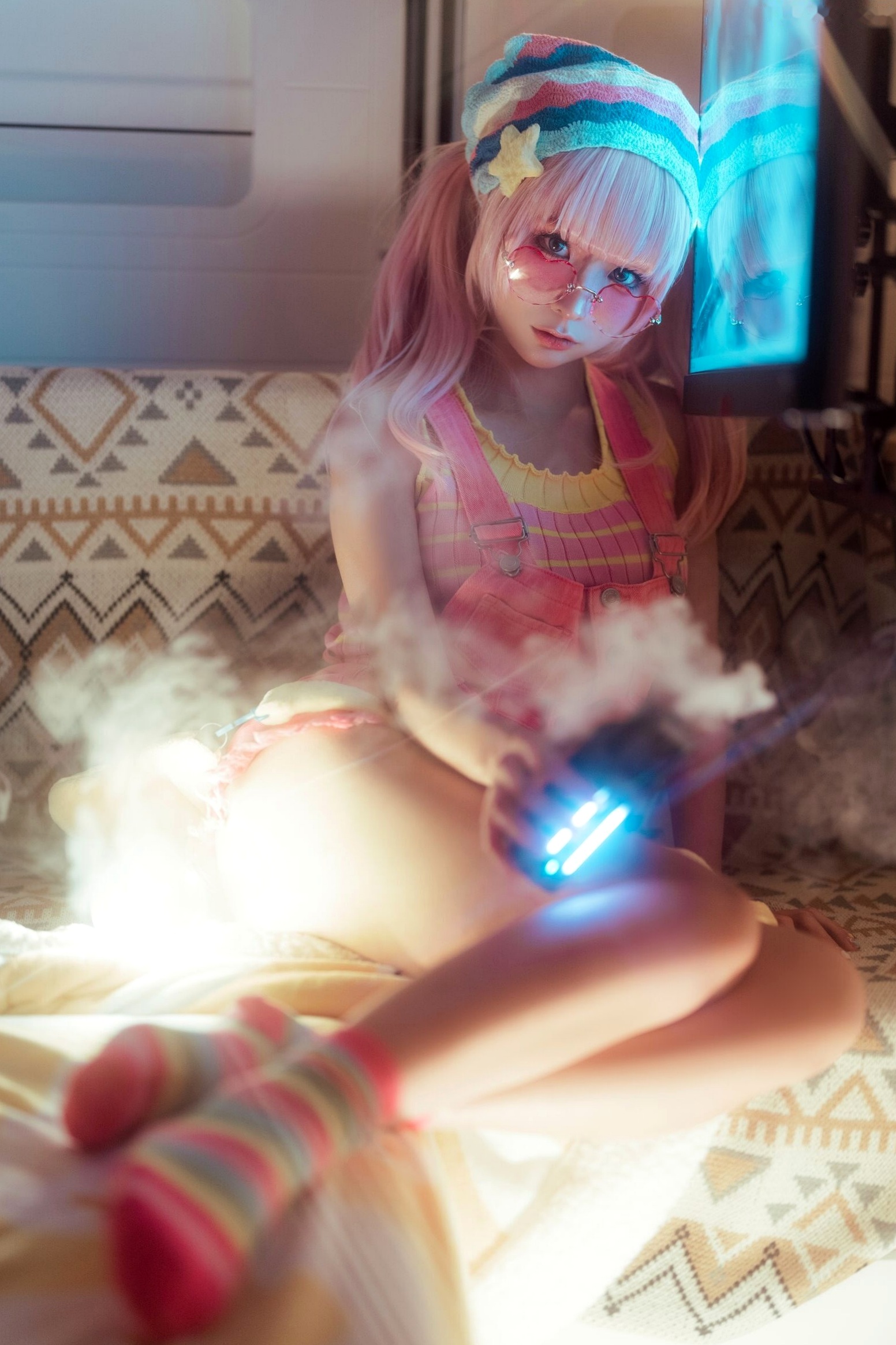 蠢沫沫-Smoke室内唯美写真:萌系粉发少女与迷幻炫彩的光影碰撞
