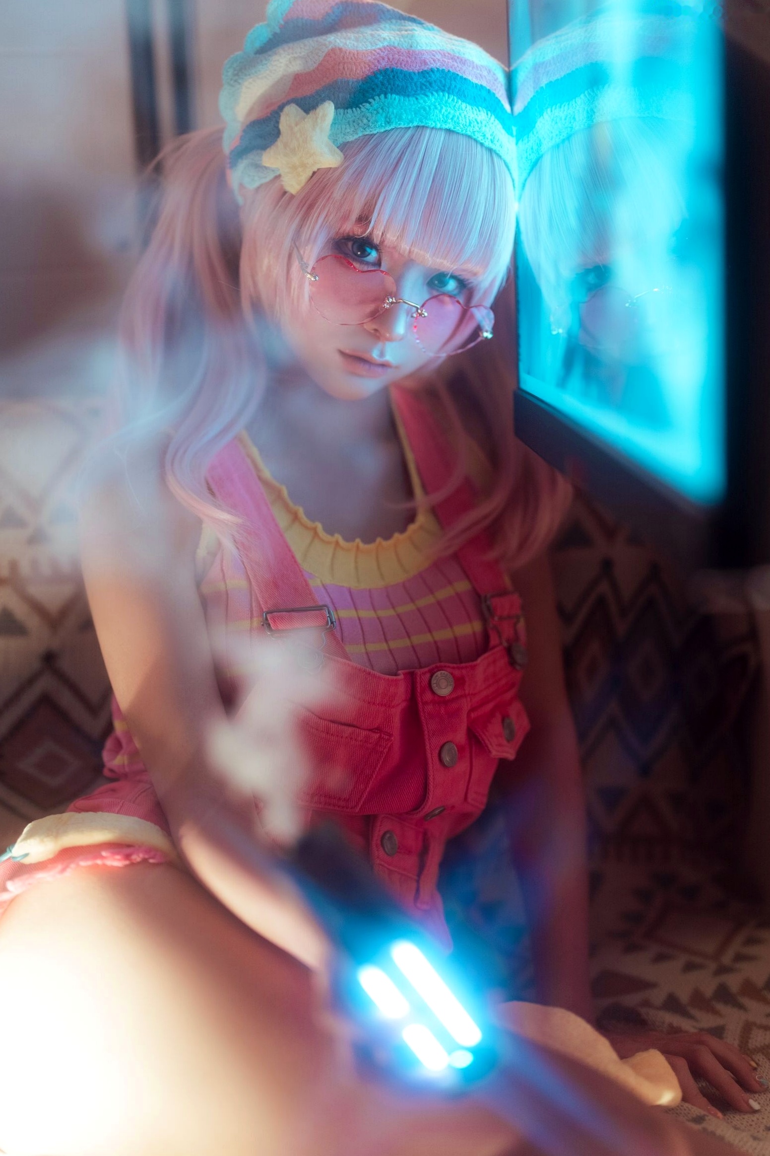 蠢沫沫-Smoke室内唯美写真:萌系粉发少女与迷幻炫彩的光影碰撞