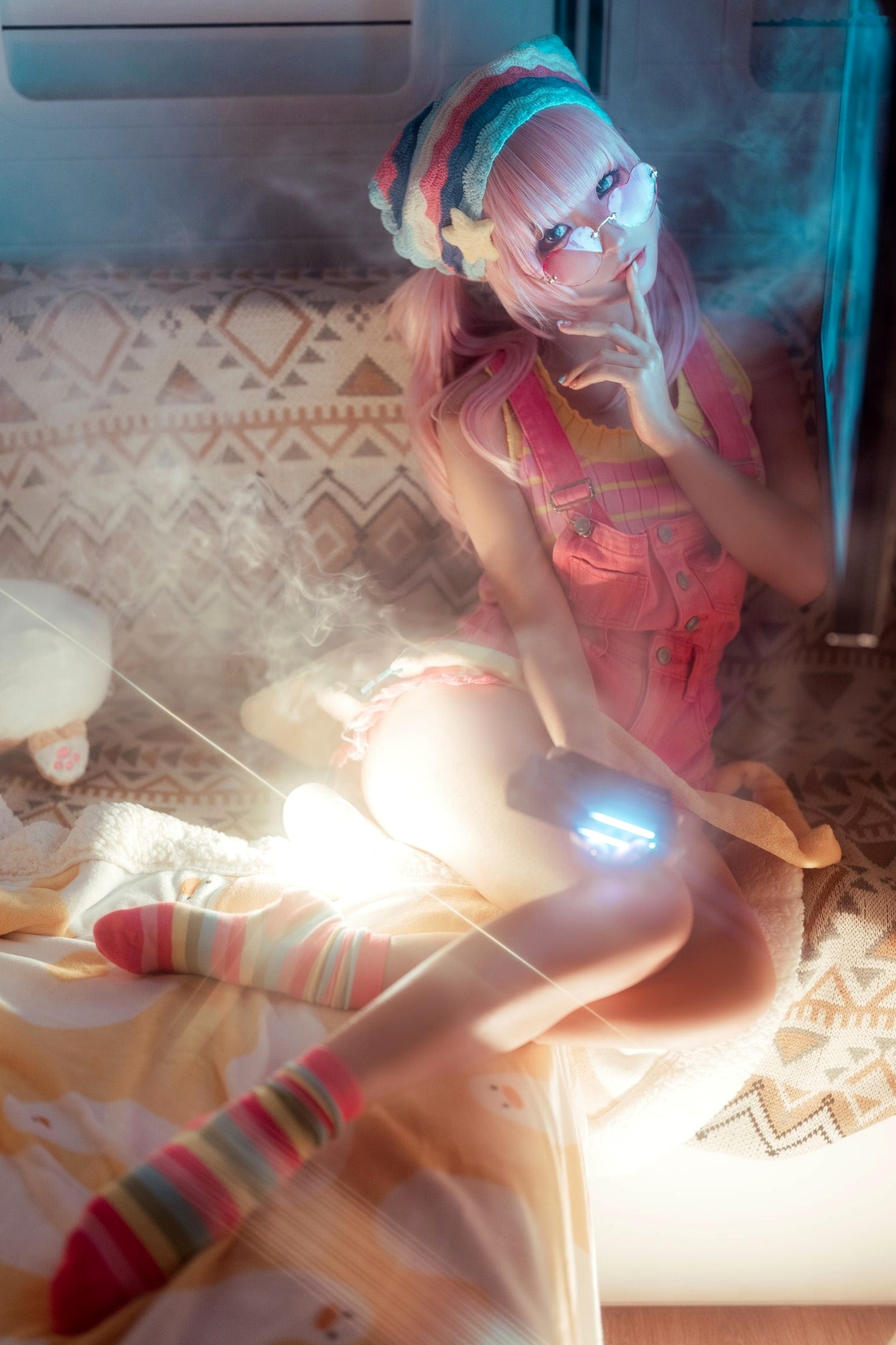 蠢沫沫-Smoke室内唯美写真:萌系粉发少女与迷幻炫彩的光影碰撞
