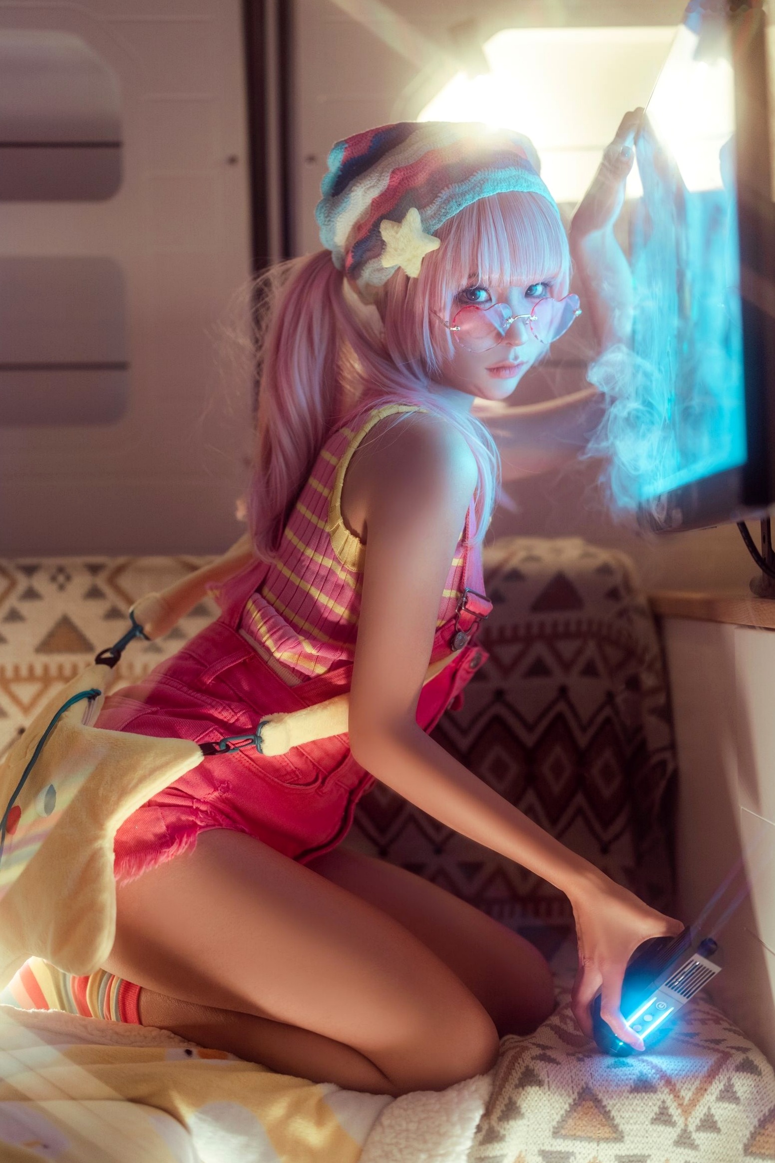 蠢沫沫-Smoke室内唯美写真:萌系粉发少女与迷幻炫彩的光影碰撞