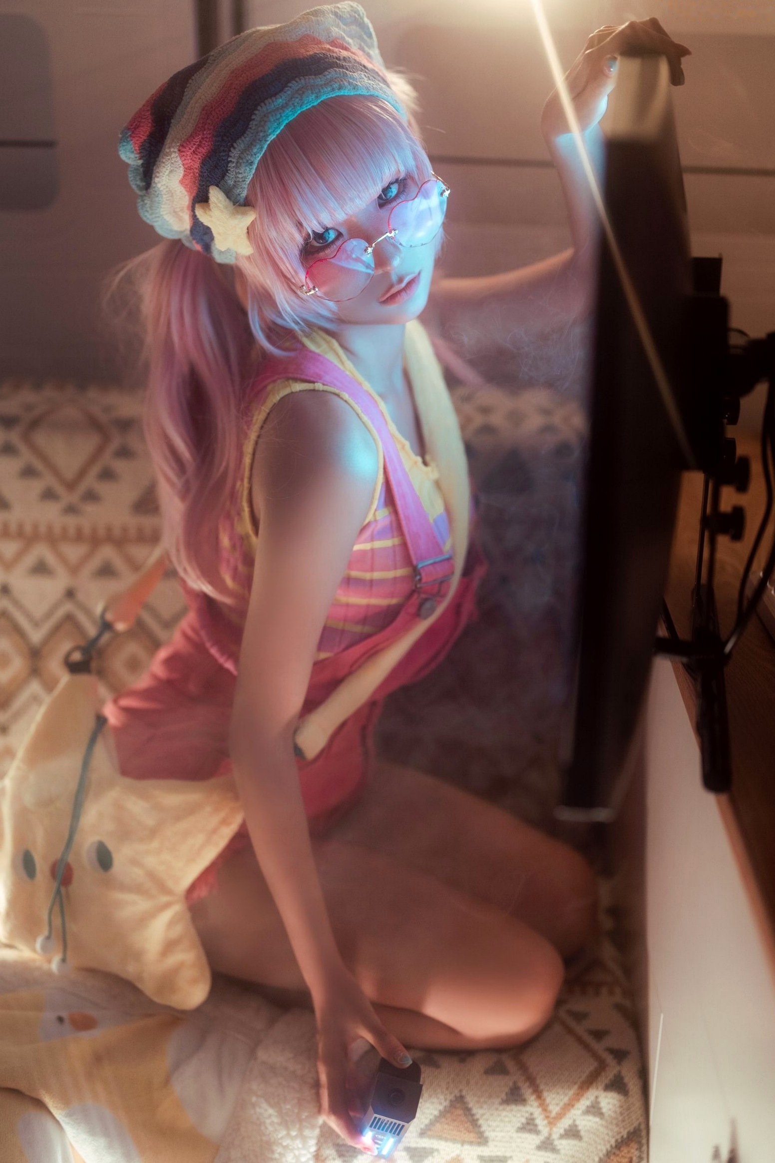蠢沫沫-Smoke室内唯美写真:萌系粉发少女与迷幻炫彩的光影碰撞