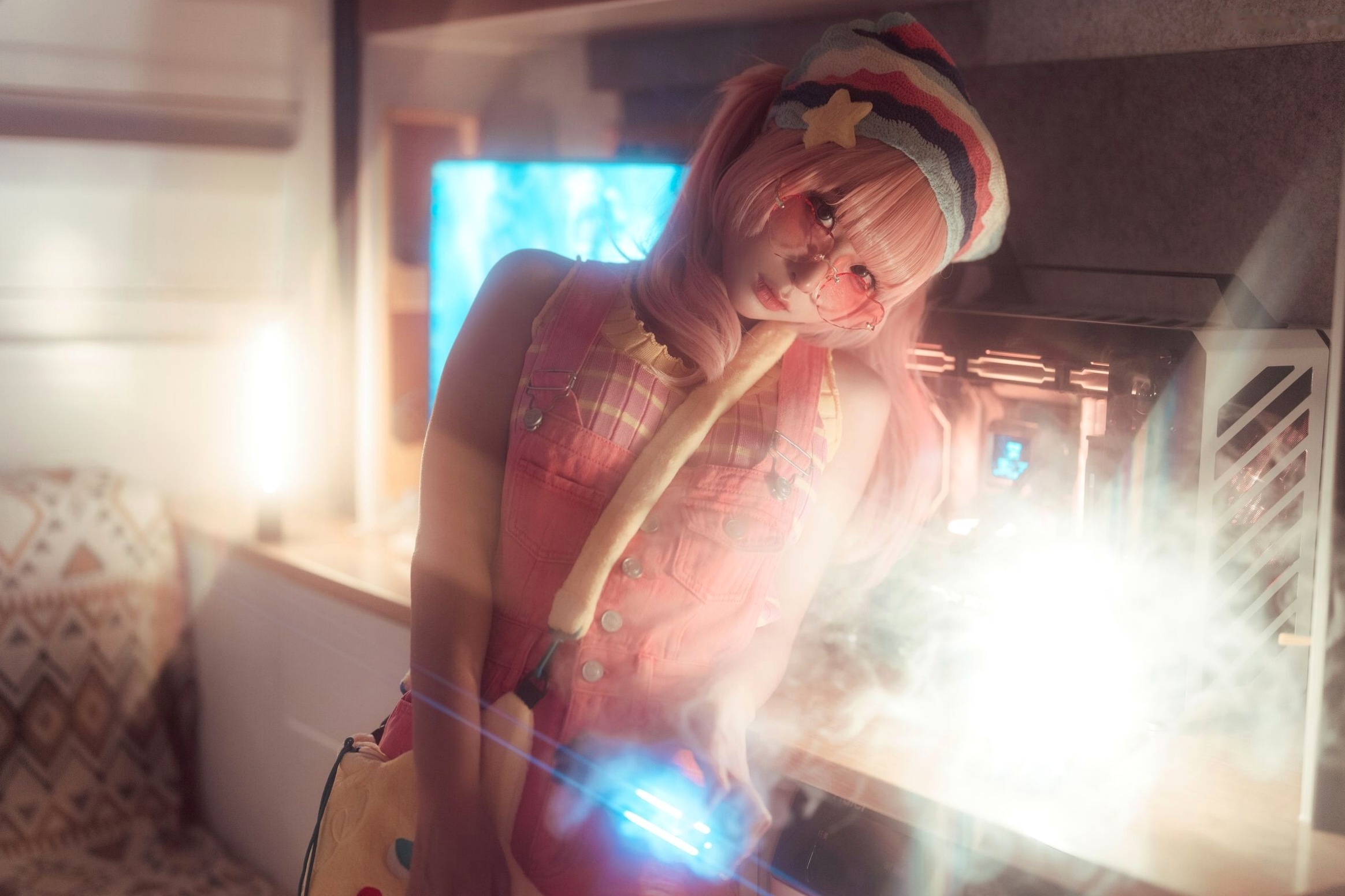蠢沫沫-Smoke室内唯美写真:萌系粉发少女与迷幻炫彩的光影碰撞