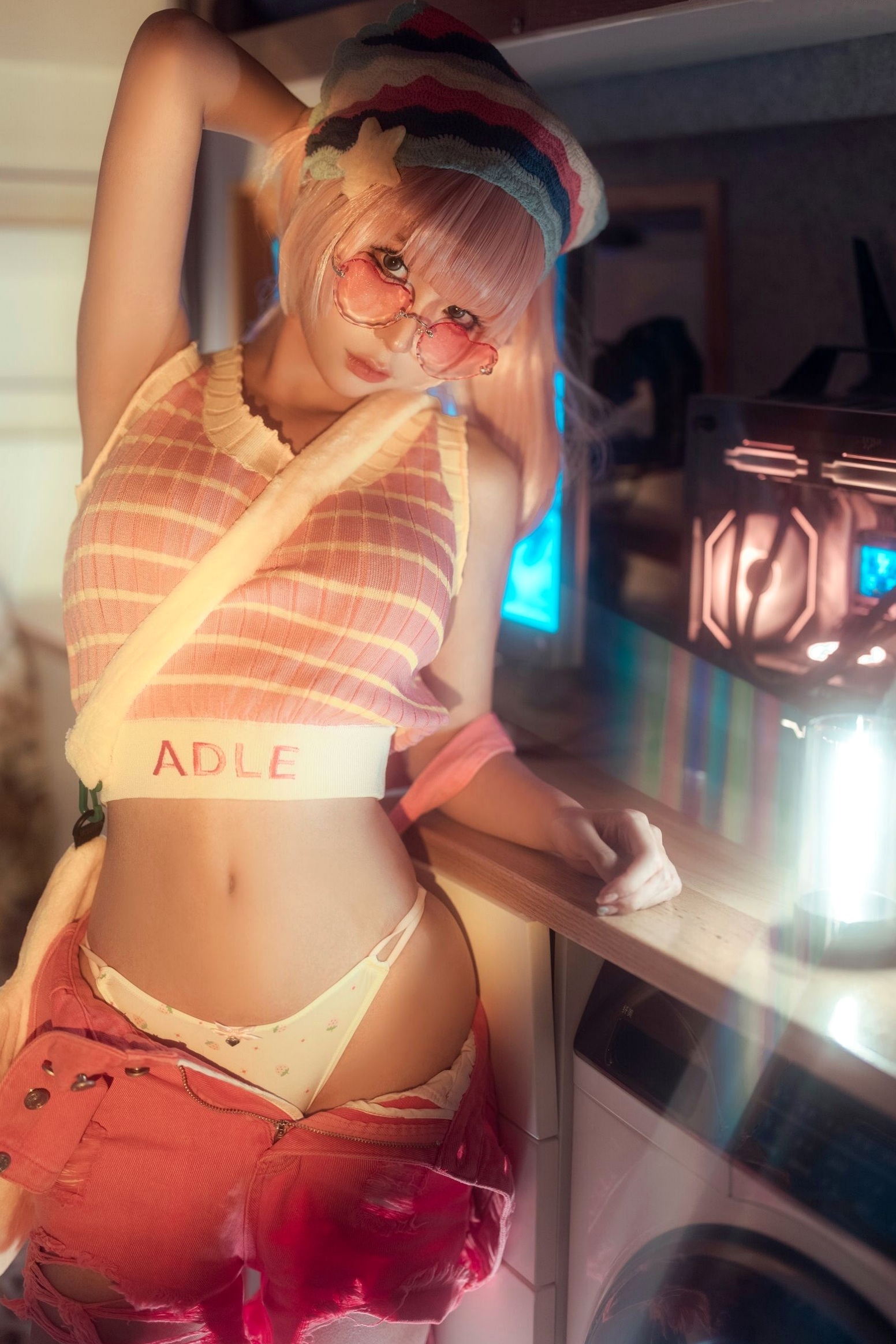 蠢沫沫-Smoke室内唯美写真:萌系粉发少女与迷幻炫彩的光影碰撞