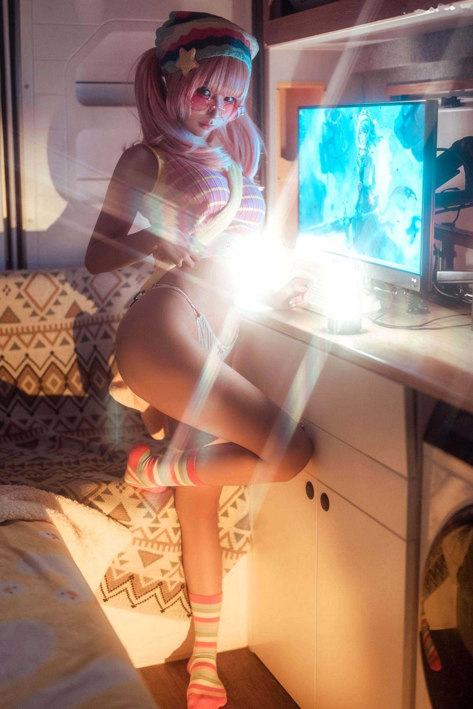蠢沫沫-Smoke室内唯美写真:萌系粉发少女与迷幻炫彩的光影碰撞