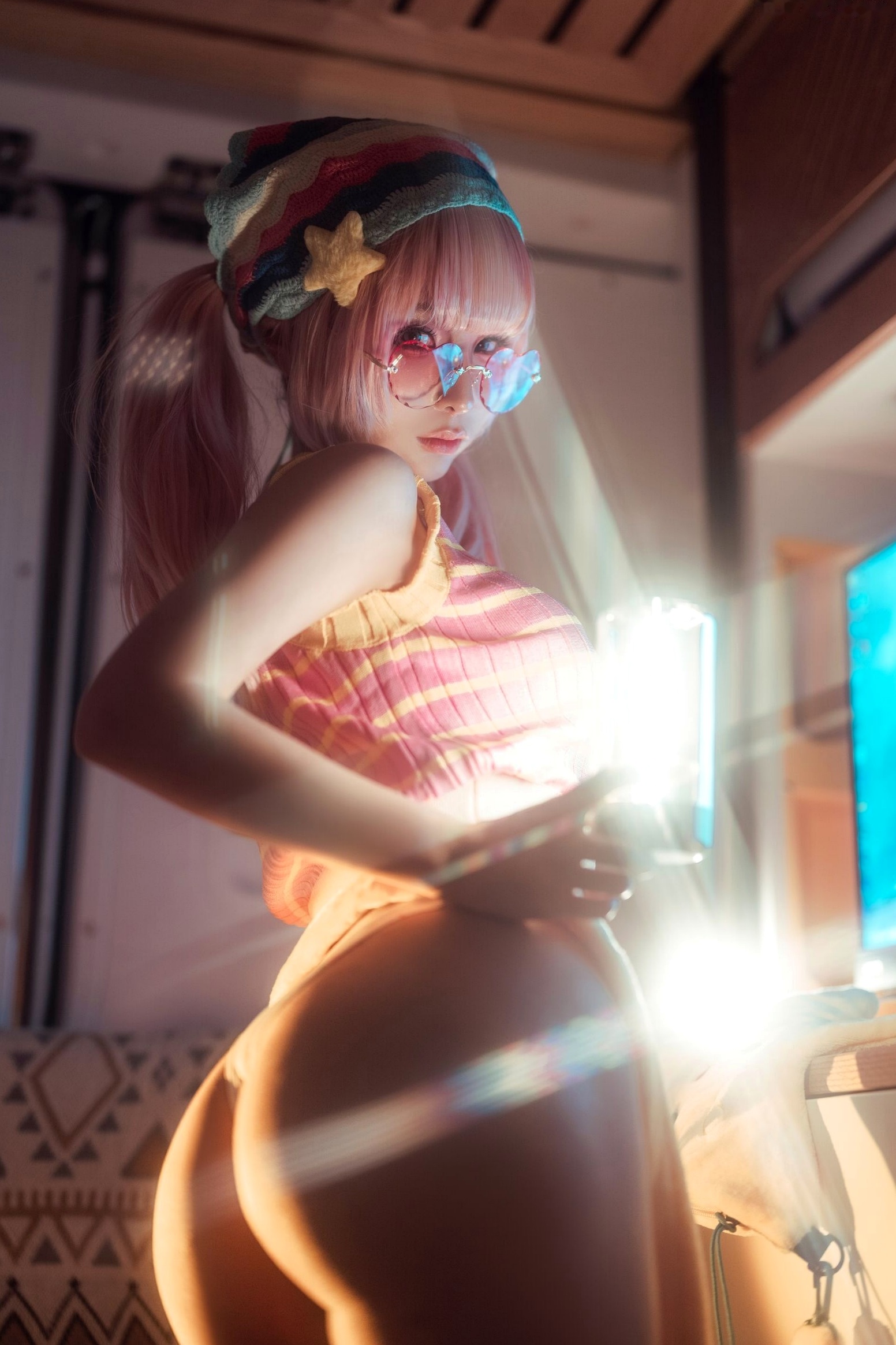 蠢沫沫-Smoke室内唯美写真:萌系粉发少女与迷幻炫彩的光影碰撞