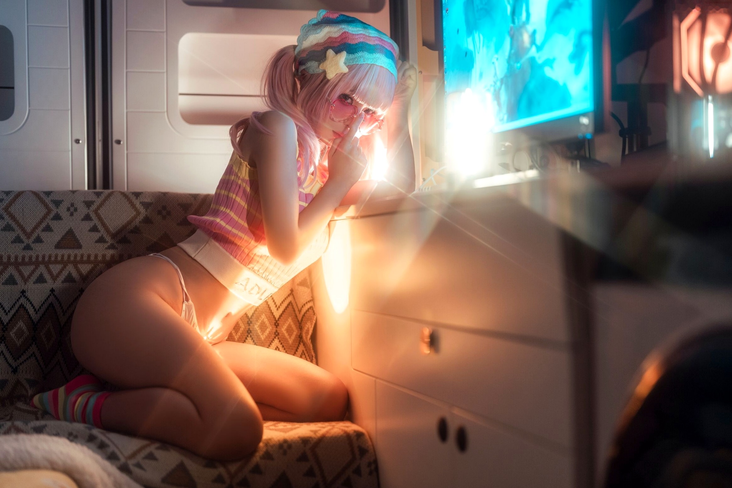 蠢沫沫-Smoke室内唯美写真:萌系粉发少女与迷幻炫彩的光影碰撞