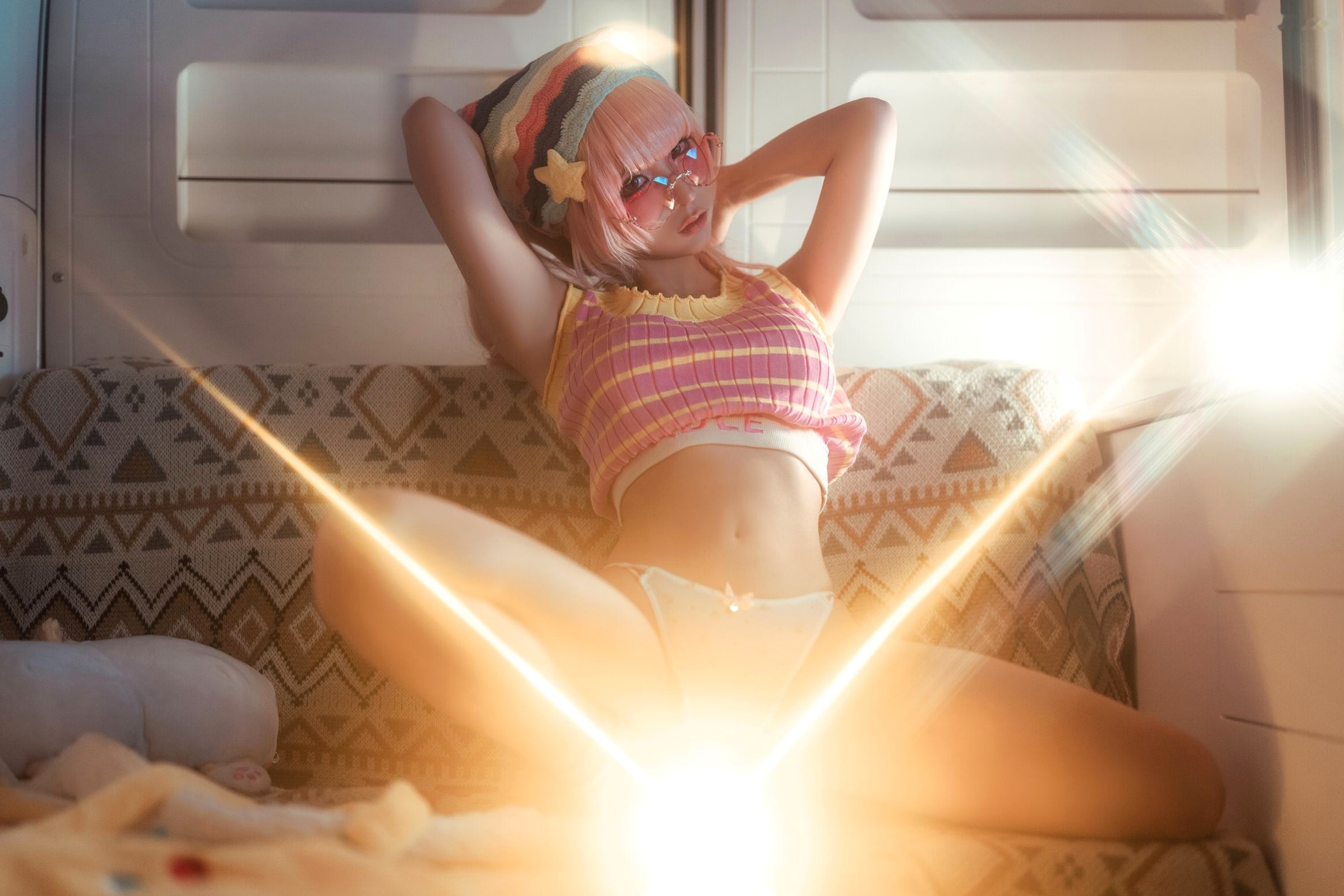 蠢沫沫-Smoke室内唯美写真:萌系粉发少女与迷幻炫彩的光影碰撞