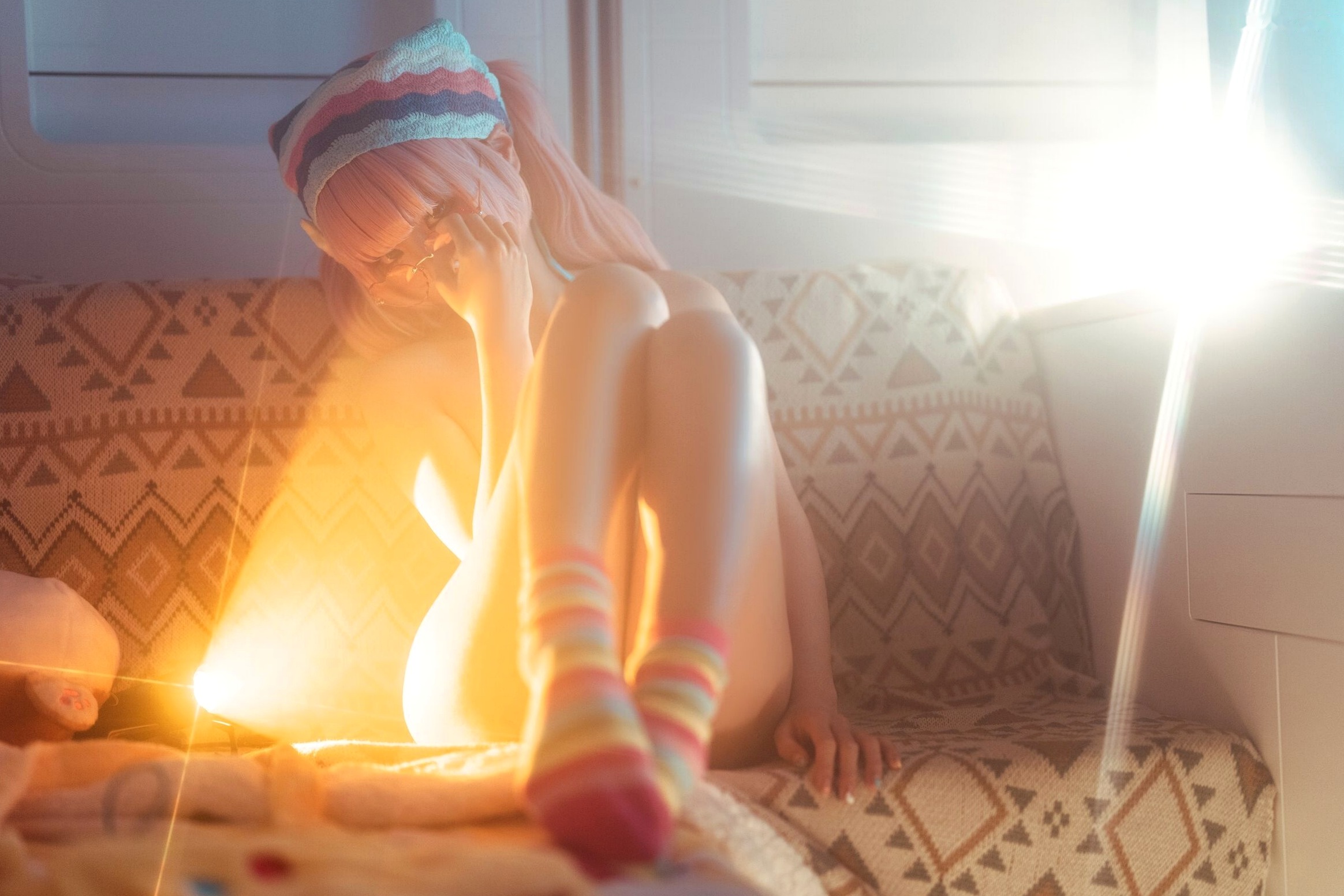 蠢沫沫-Smoke室内唯美写真:萌系粉发少女与迷幻炫彩的光影碰撞