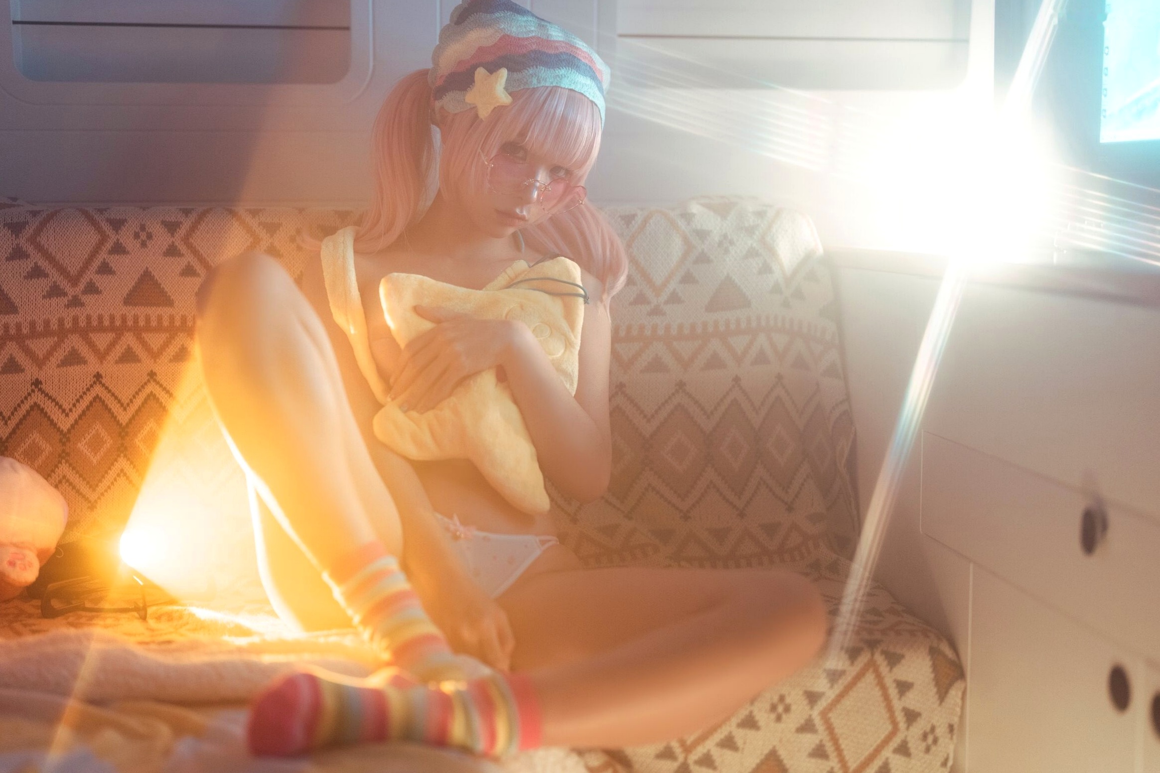 蠢沫沫-Smoke室内唯美写真:萌系粉发少女与迷幻炫彩的光影碰撞