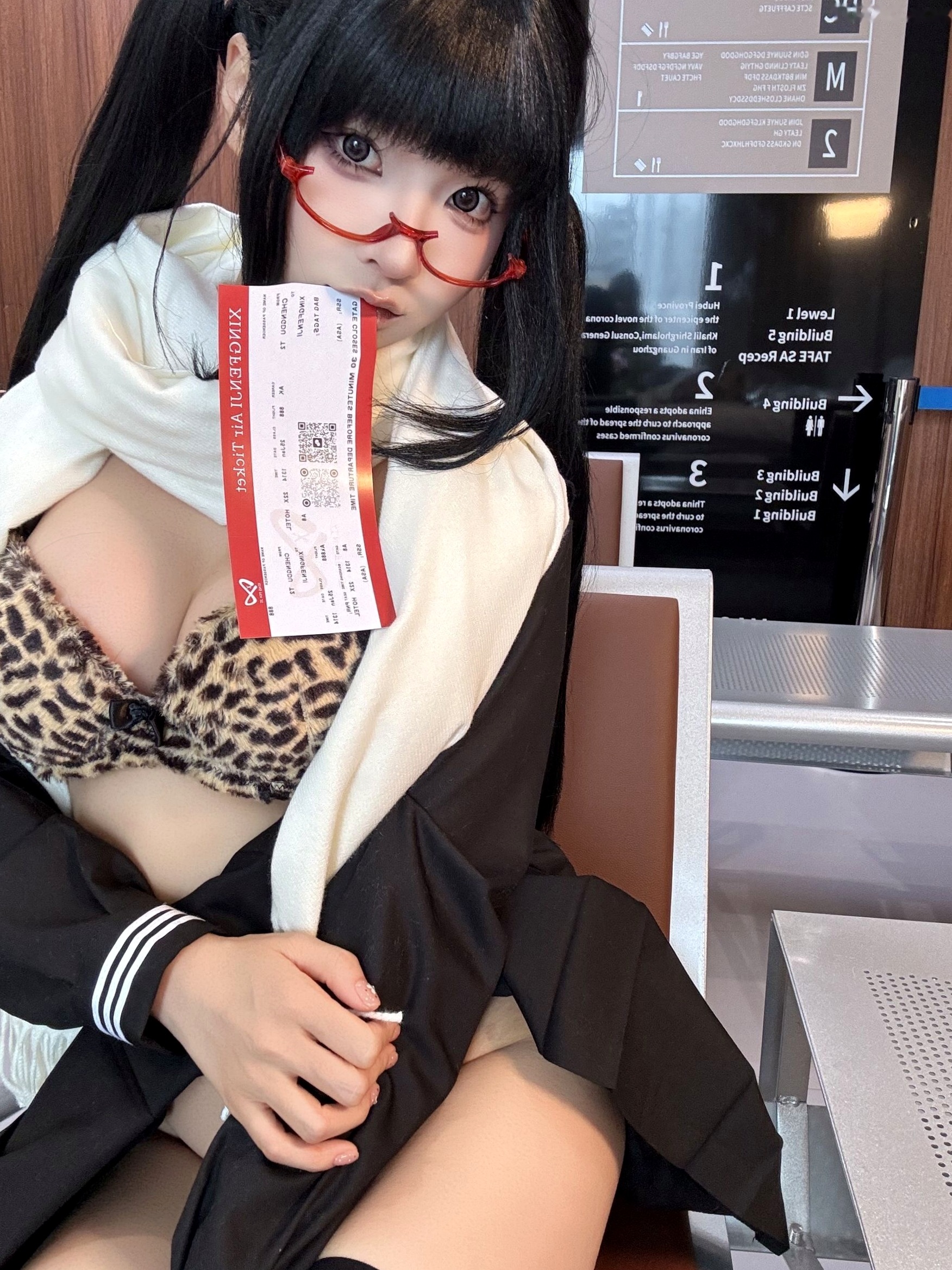 蠢沫沫-黄推博主的秘密:机场候机室的禁忌诱惑,大尺度私房角色扮演,极品黑丝身材写真