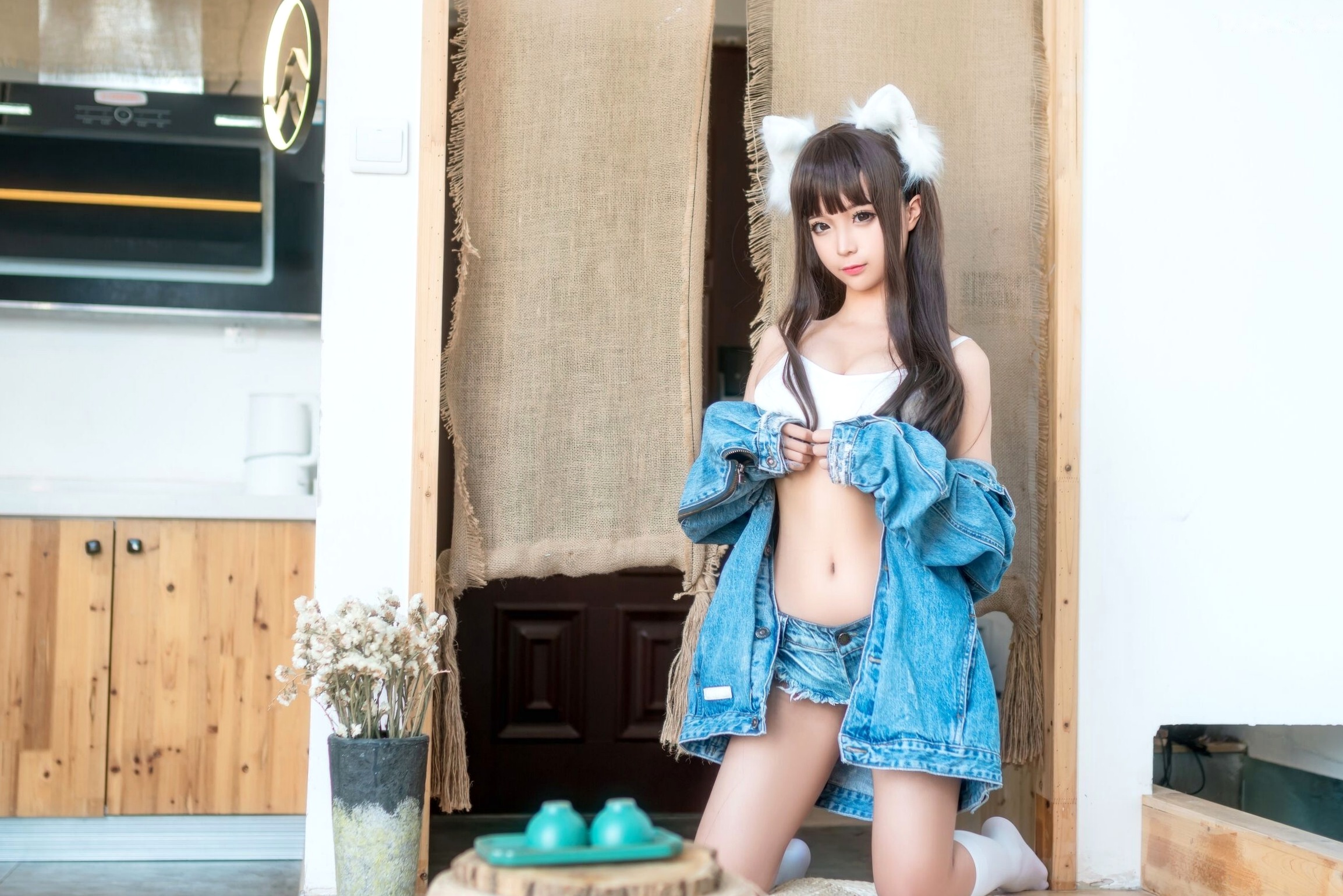 蠢沫沫-牛仔衣诱惑私房写真,软萌猫耳少女,破洞牛仔与白袜的清纯性感搭配
