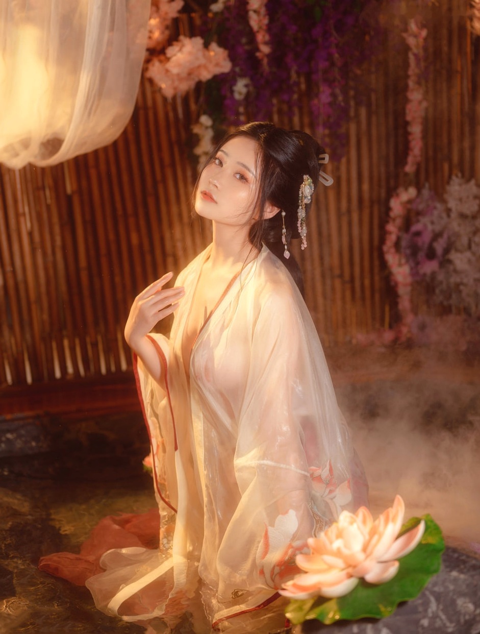 Gallery - 年年-梦醉瑶:极致唯美古风温泉私房写真,薄纱湿身诱惑,繁花梦幻尽显娇艳美感性感诱惑湿身尤物私房照 年年女神私房照_秀色女神