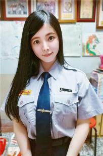 台湾超甜美女警「阿均」！穿上制服搭配水亮大眼