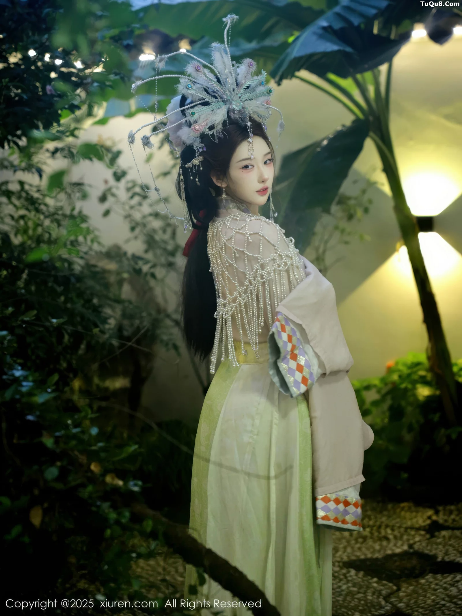   [XiuRen]高清写真图 2025.09.05 No.10736 梨霜儿 浅色古装第11张图片
