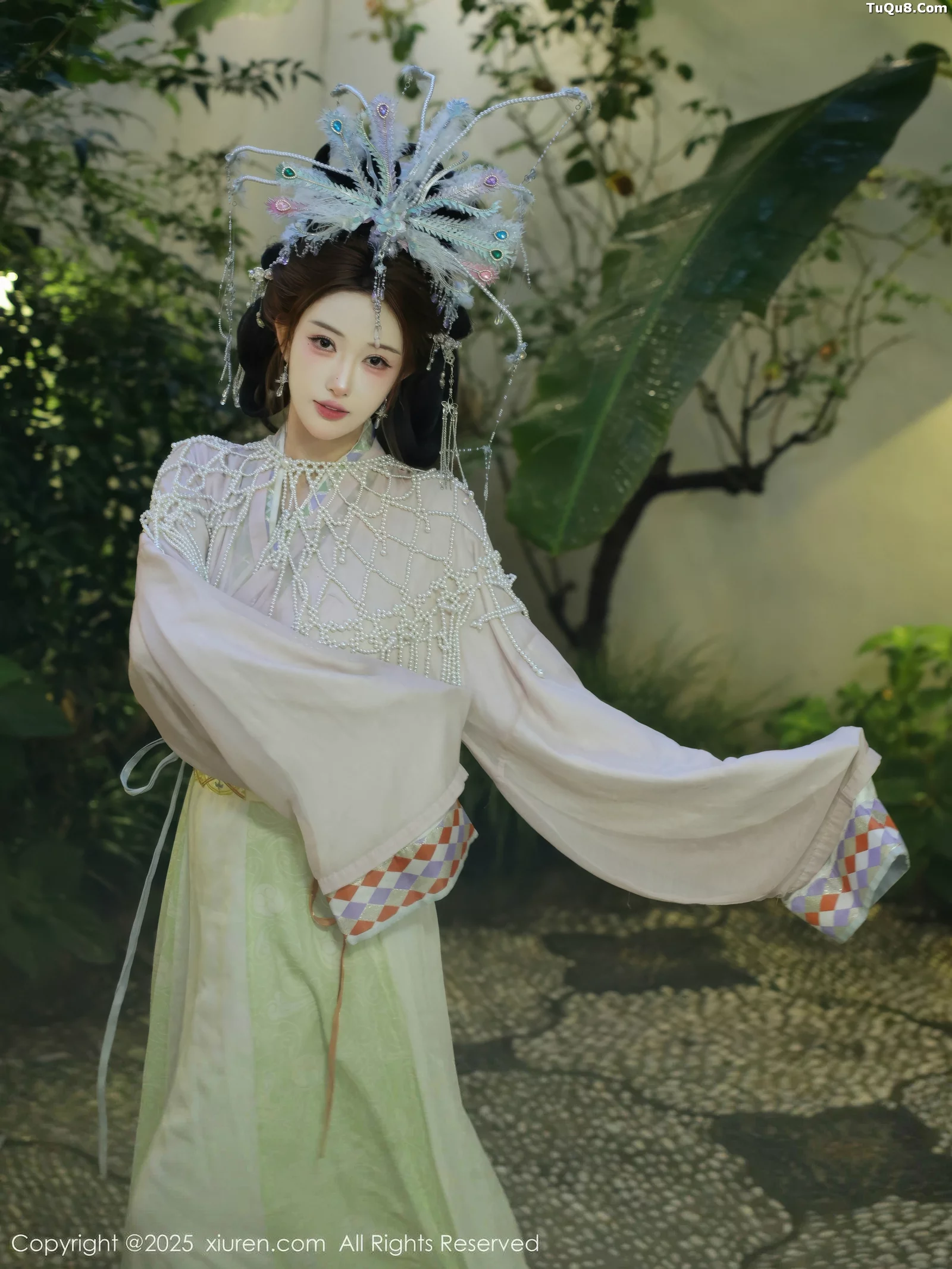   [XiuRen]高清写真图 2025.09.05 No.10736 梨霜儿 浅色古装第13张图片