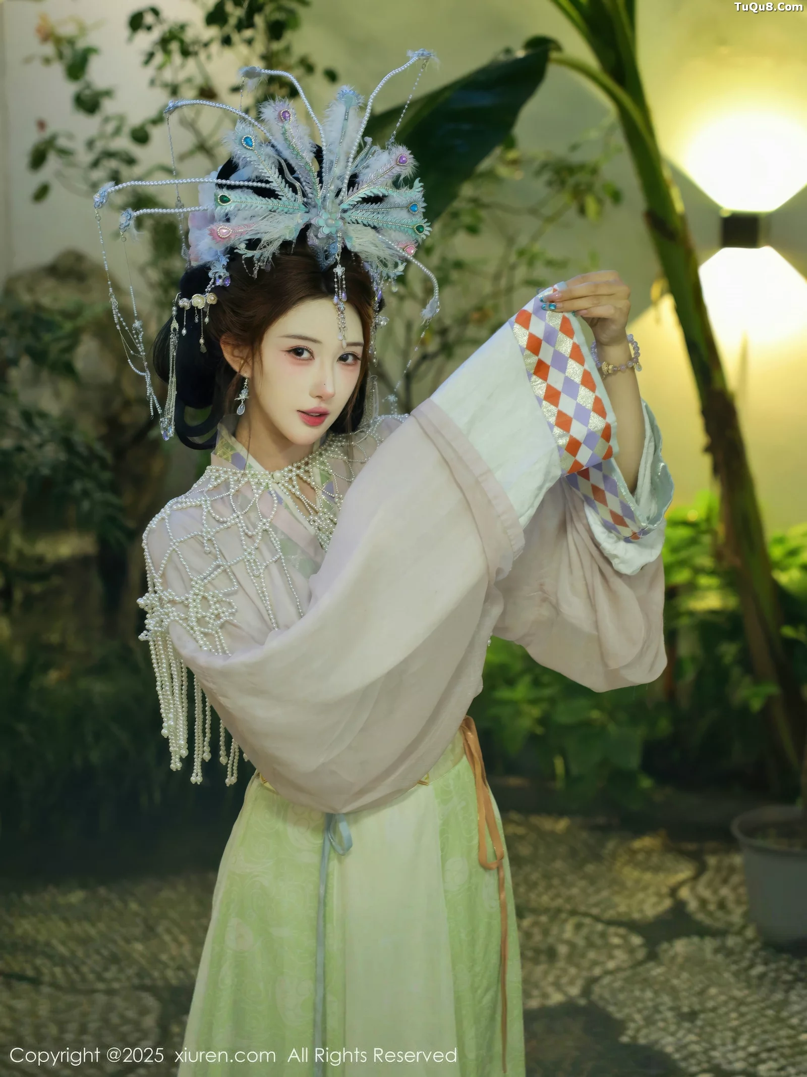   [XiuRen]高清写真图 2025.09.05 No.10736 梨霜儿 浅色古装第15张图片