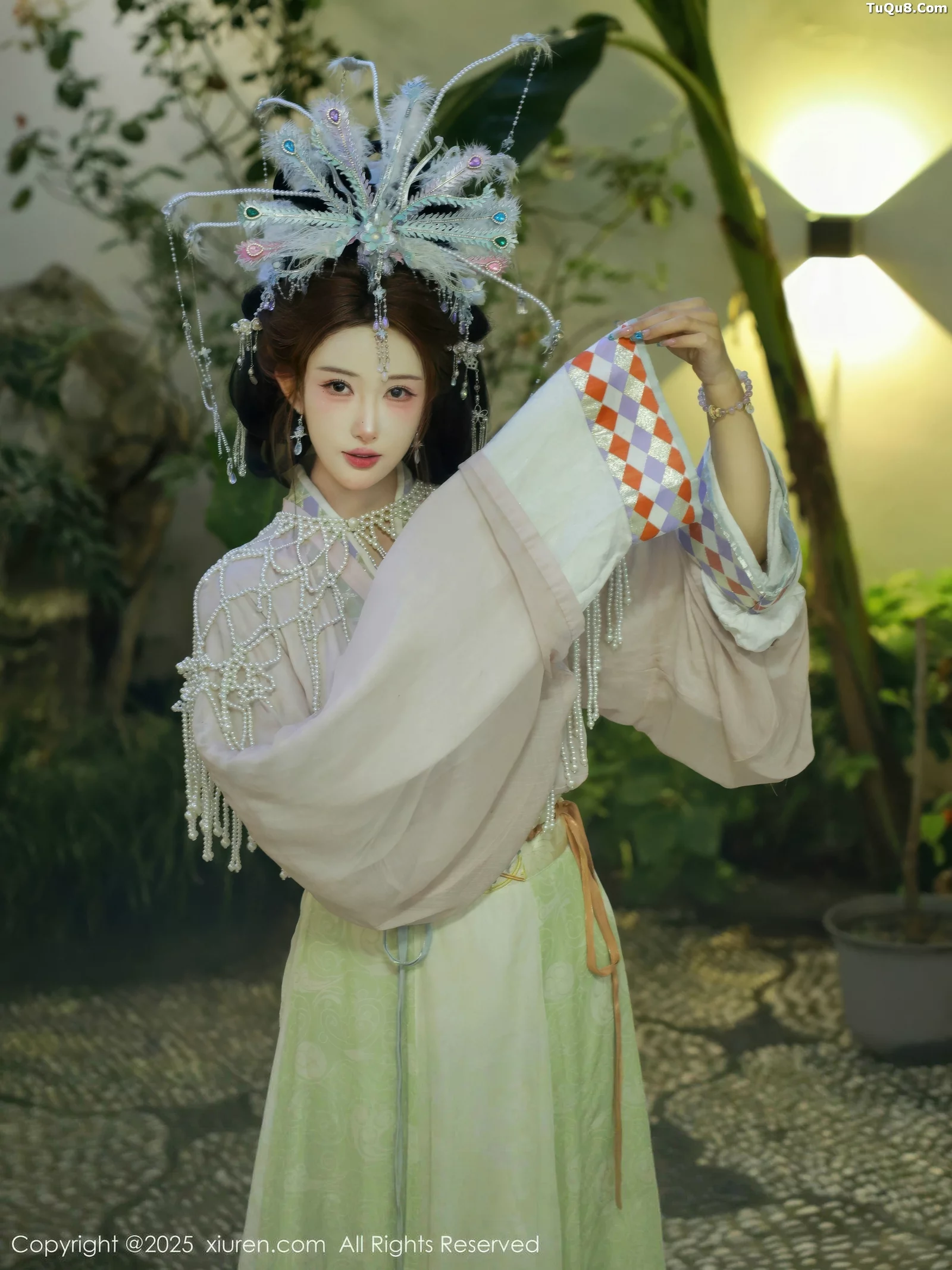   [XiuRen]高清写真图 2025.09.05 No.10736 梨霜儿 浅色古装第16张图片