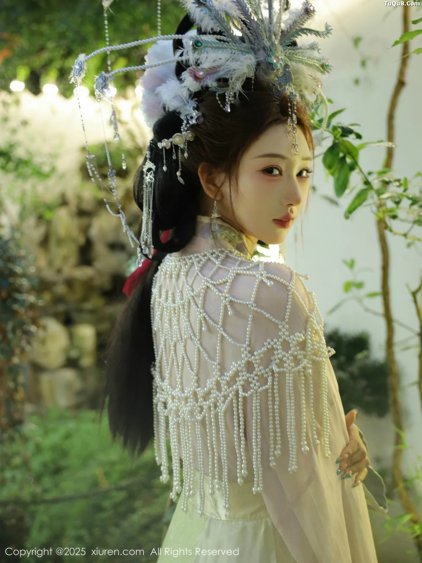   [XiuRen]高清写真图 2025.09.05 No.10736 梨霜儿 浅色古装第22张图片