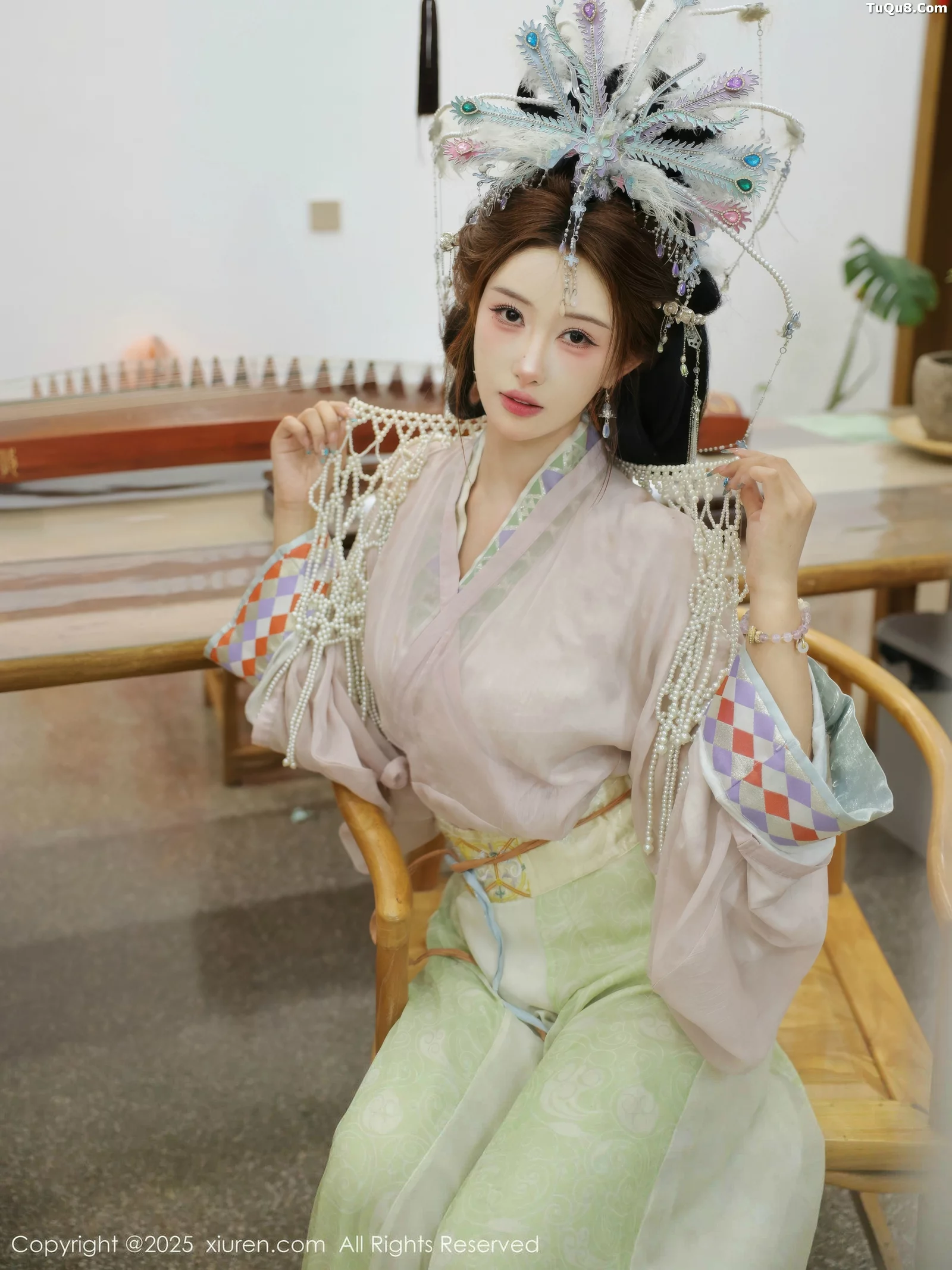   [XiuRen]高清写真图 2025.09.05 No.10736 梨霜儿 浅色古装第40张图片