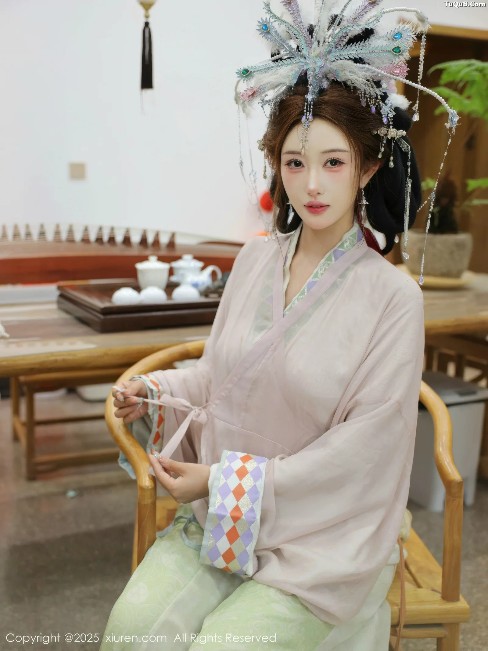   [XiuRen]高清写真图 2025.09.05 No.10736 梨霜儿 浅色古装第41张图片