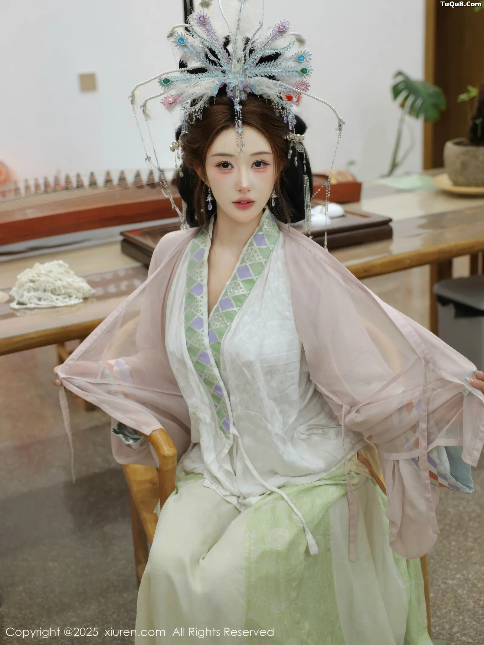   [XiuRen]高清写真图 2025.09.05 No.10736 梨霜儿 浅色古装第44张图片