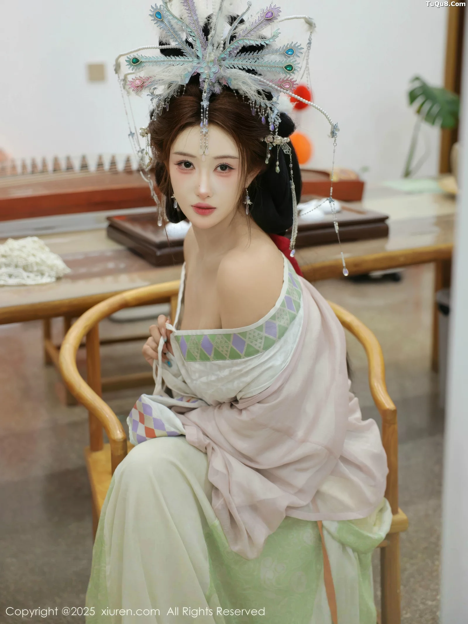   [XiuRen]高清写真图 2025.09.05 No.10736 梨霜儿 浅色古装第47张图片