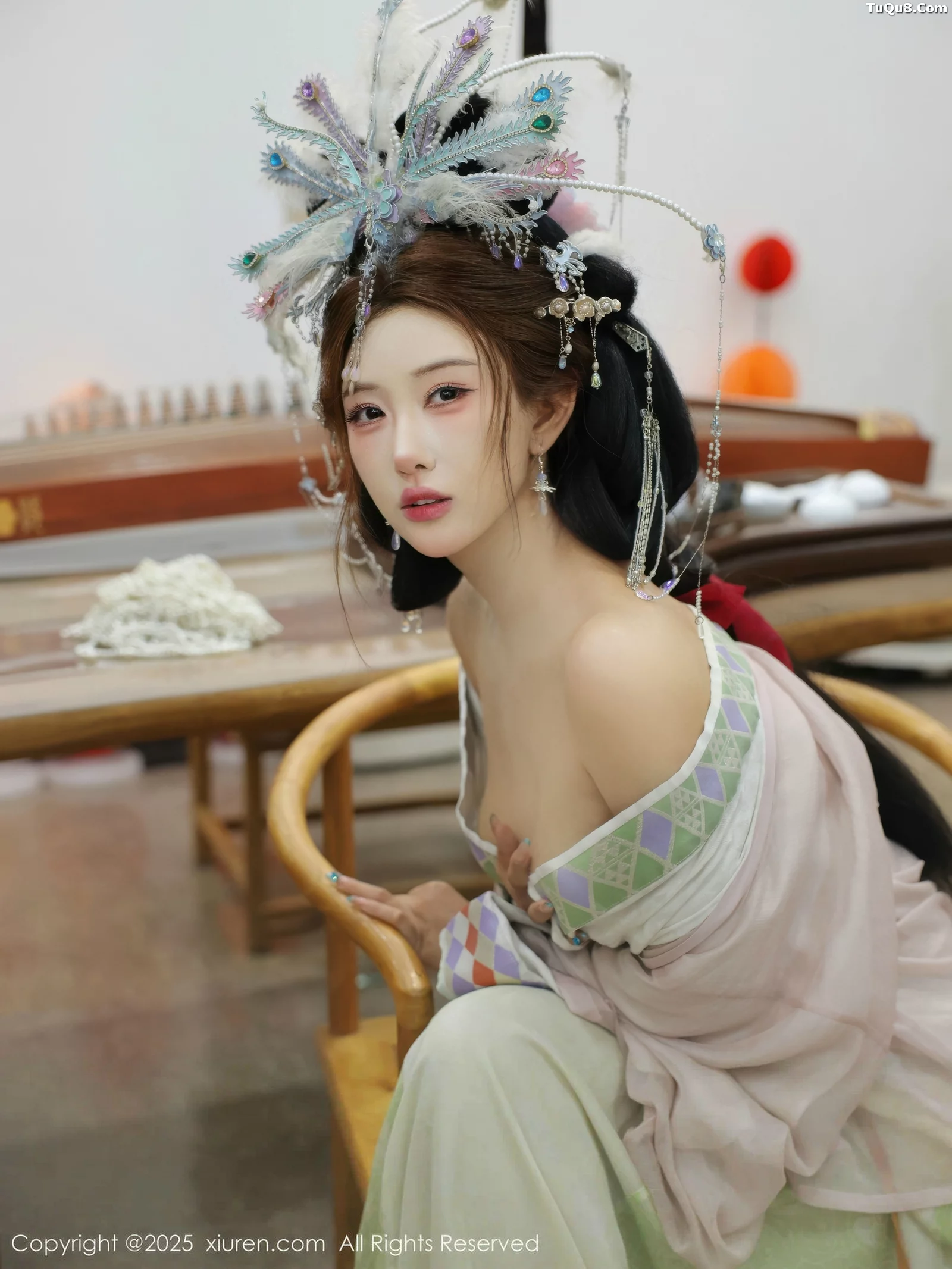   [XiuRen]高清写真图 2025.09.05 No.10736 梨霜儿 浅色古装第48张图片
