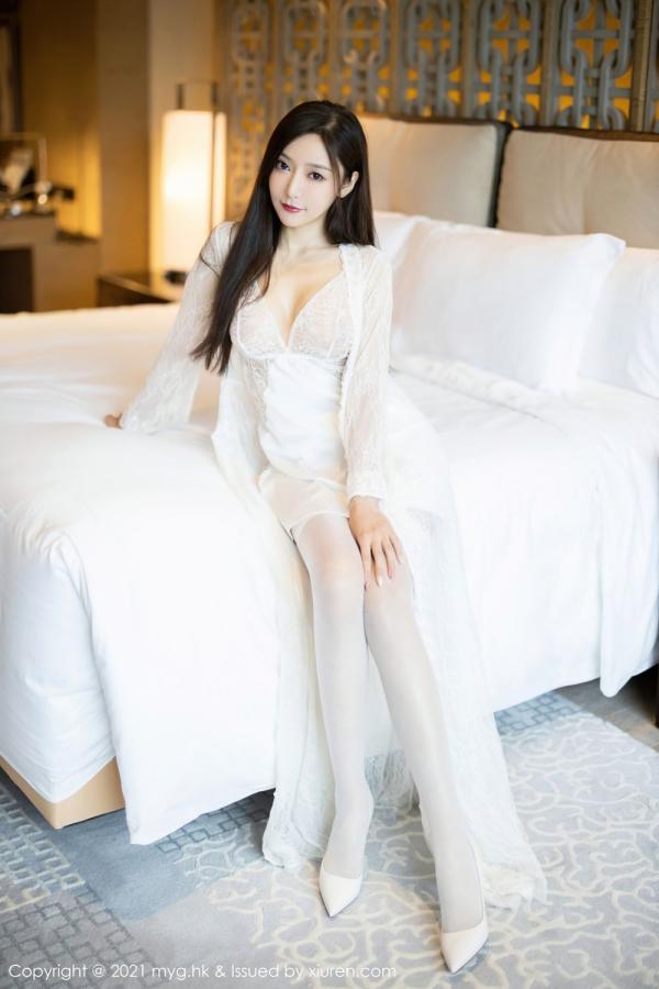 王馨瑶  王馨瑶江浙沪旅拍 精致的白色连衣裙第1张图片