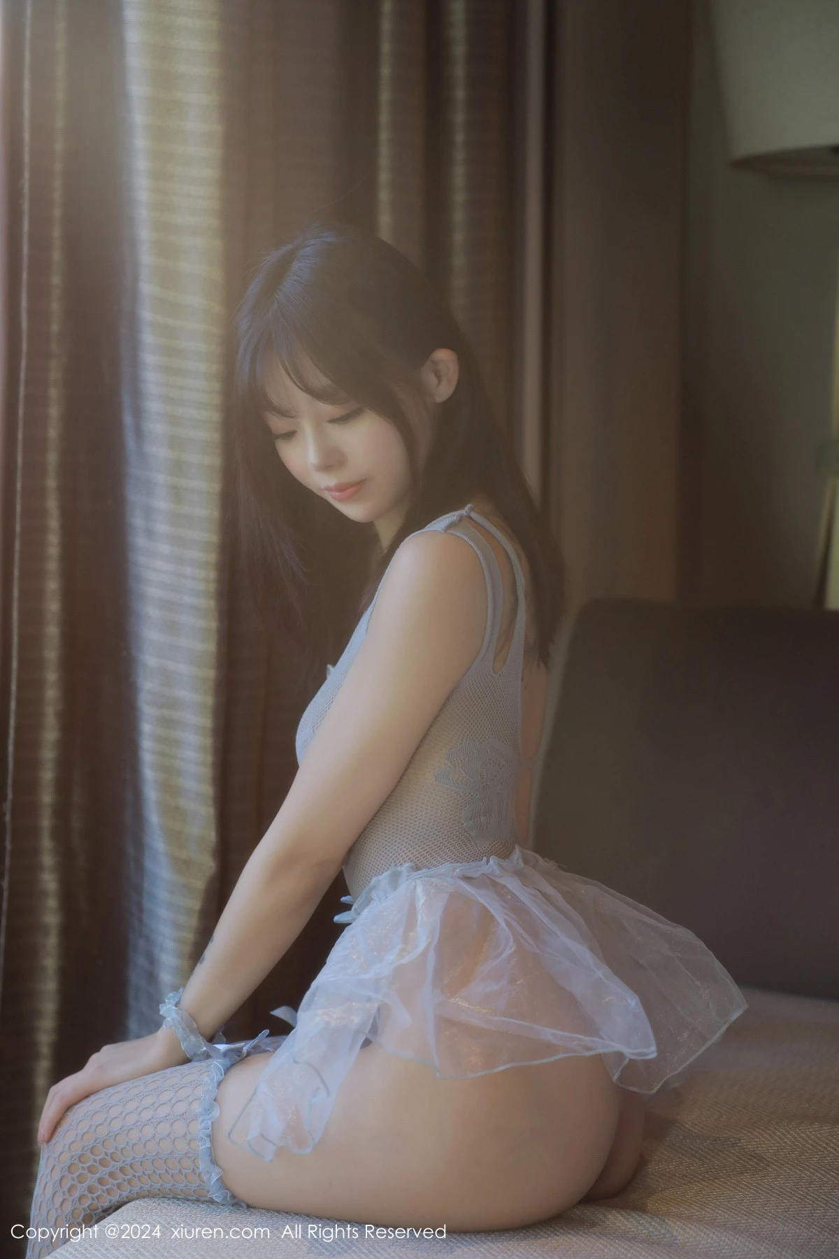 佘贝拉  [XiuRen]高清写真图 2024.03.12 No.8214 佘贝拉Bella 性感美腿第17张图片