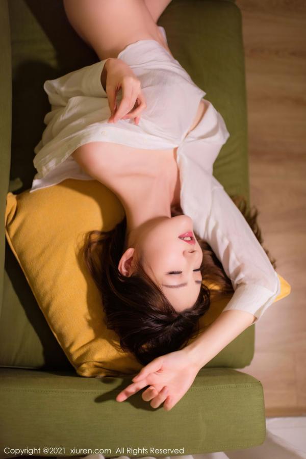 沈梦瑶  宅男女神沈梦瑶 慵懒的躺在沙发上第29张图片