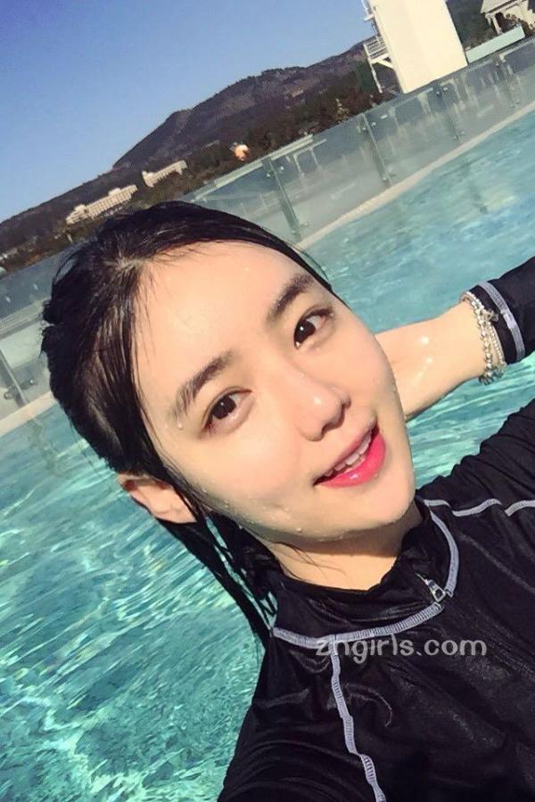 박매력 朴丽萝 韩国正妹박매력 泳池秀完美身材第4张图片