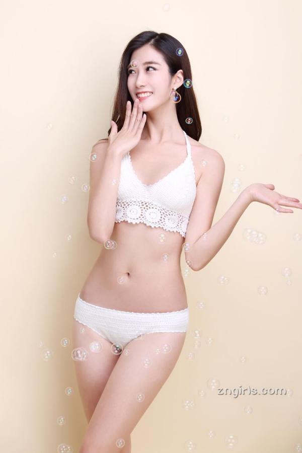 유지수 柳智秀 韩国正妹化身圣诞女郎 衣服紧贴形状很明显第18张图片