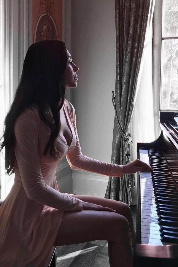 Lola Astanova  Lola Astanova- 色艺双全的美艳钢琴家第34张图片