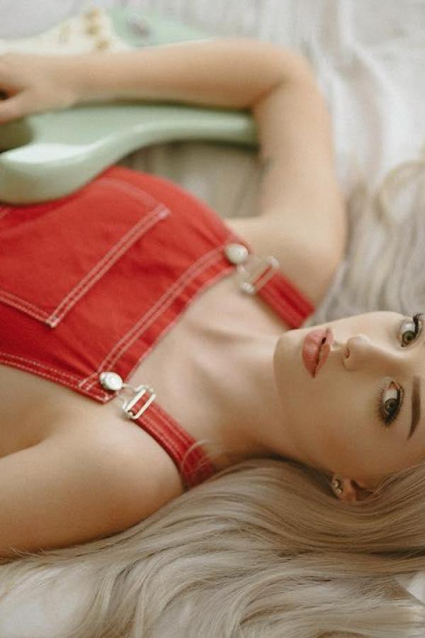 Kira Conley  精灵系正妹「银白长发」仙气加倍，「绝世美颜」秒圈粉第32张图片