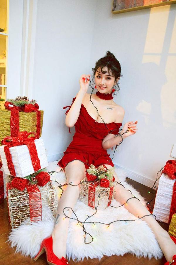 露儿  露儿的圣诞限定 一袭抹胸红色短裙第6张图片