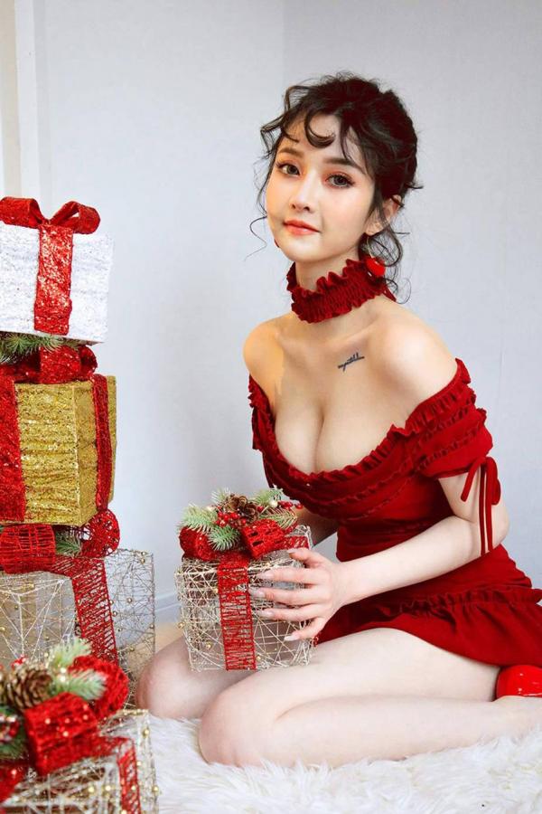 露儿  露儿的圣诞限定 一袭抹胸红色短裙第9张图片