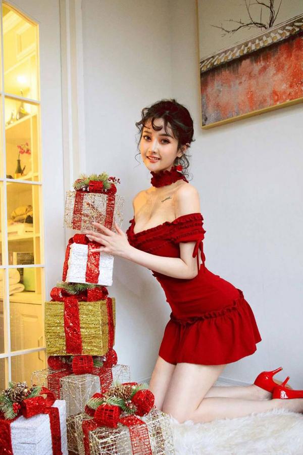 露儿  露儿的圣诞限定 一袭抹胸红色短裙第12张图片