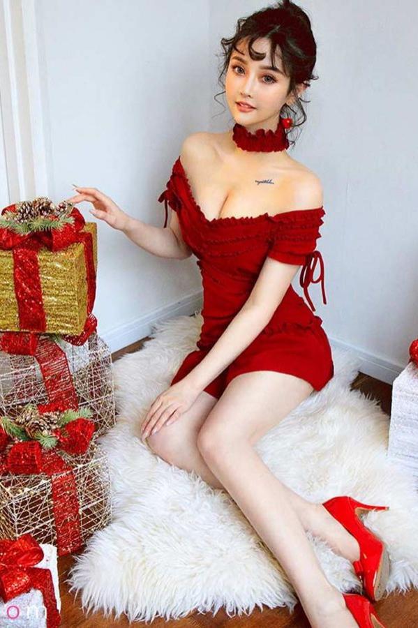 露儿  露儿的圣诞限定 一袭抹胸红色短裙第18张图片